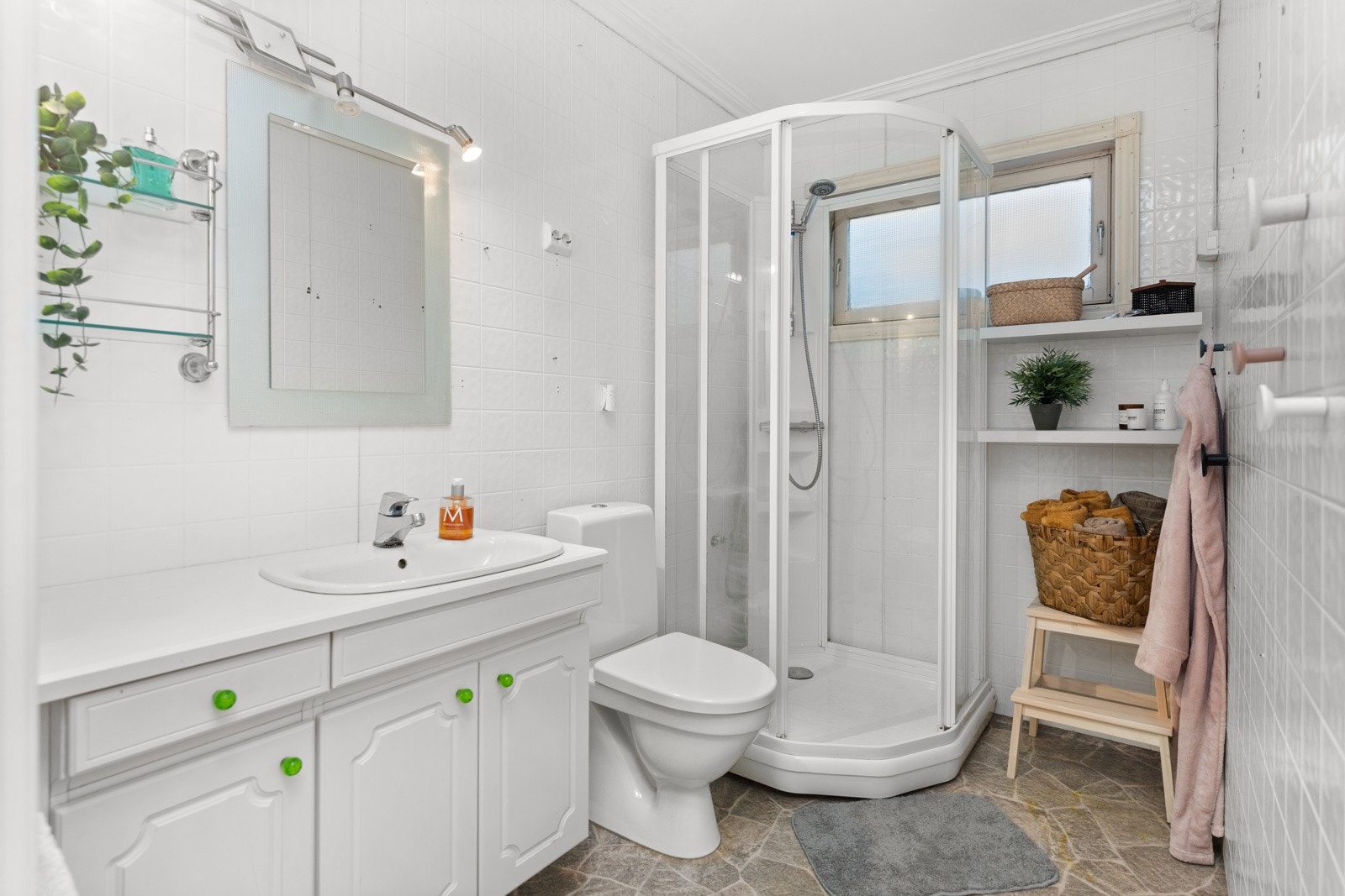 Bad i hovedetasje. Servant, wc og dusjkabinett. Galleribilde