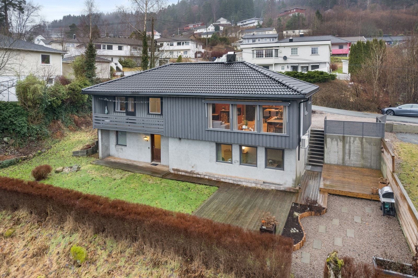 Uteområde med terrasse og hagedel Galleribilde
