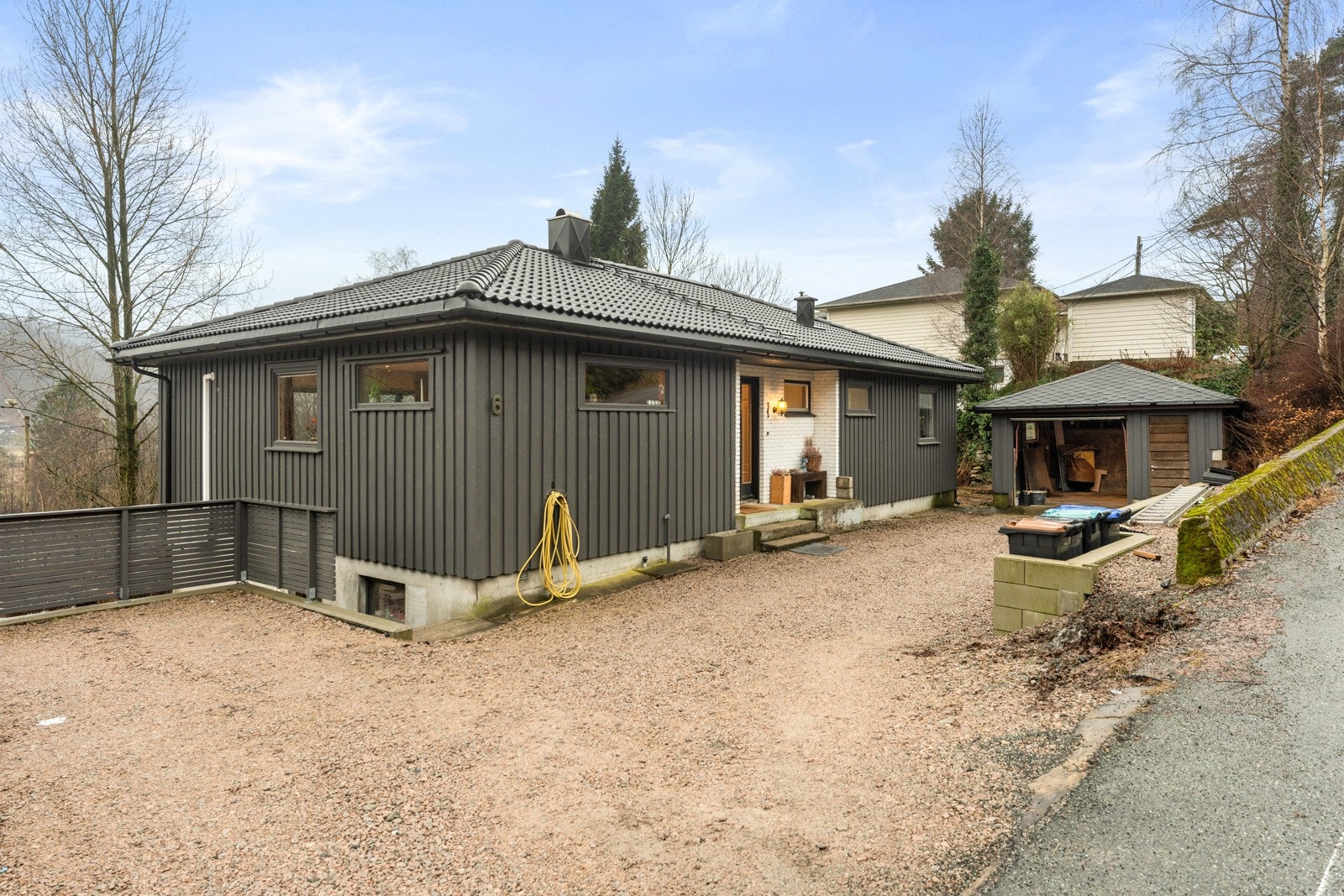 Innkjørsel med gode parkeringsmuligheter Galleribilde