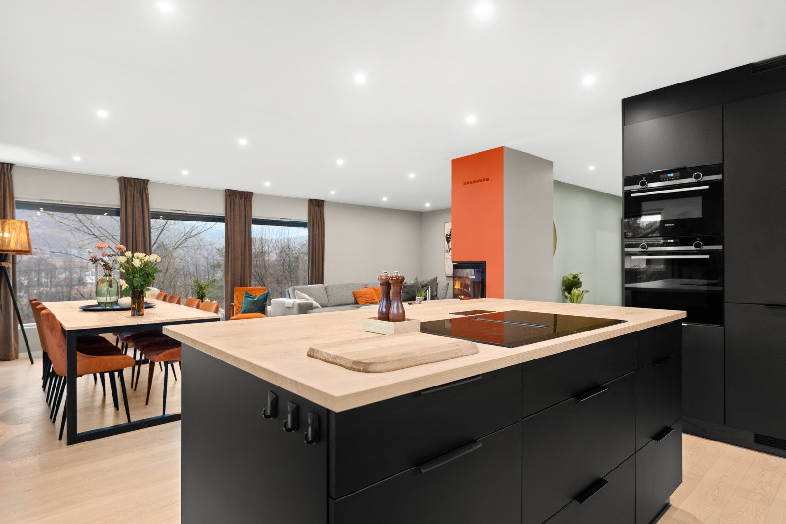 Kjøkkenøy med strøm. Koketopp med integrert ventilator. Galleribilde