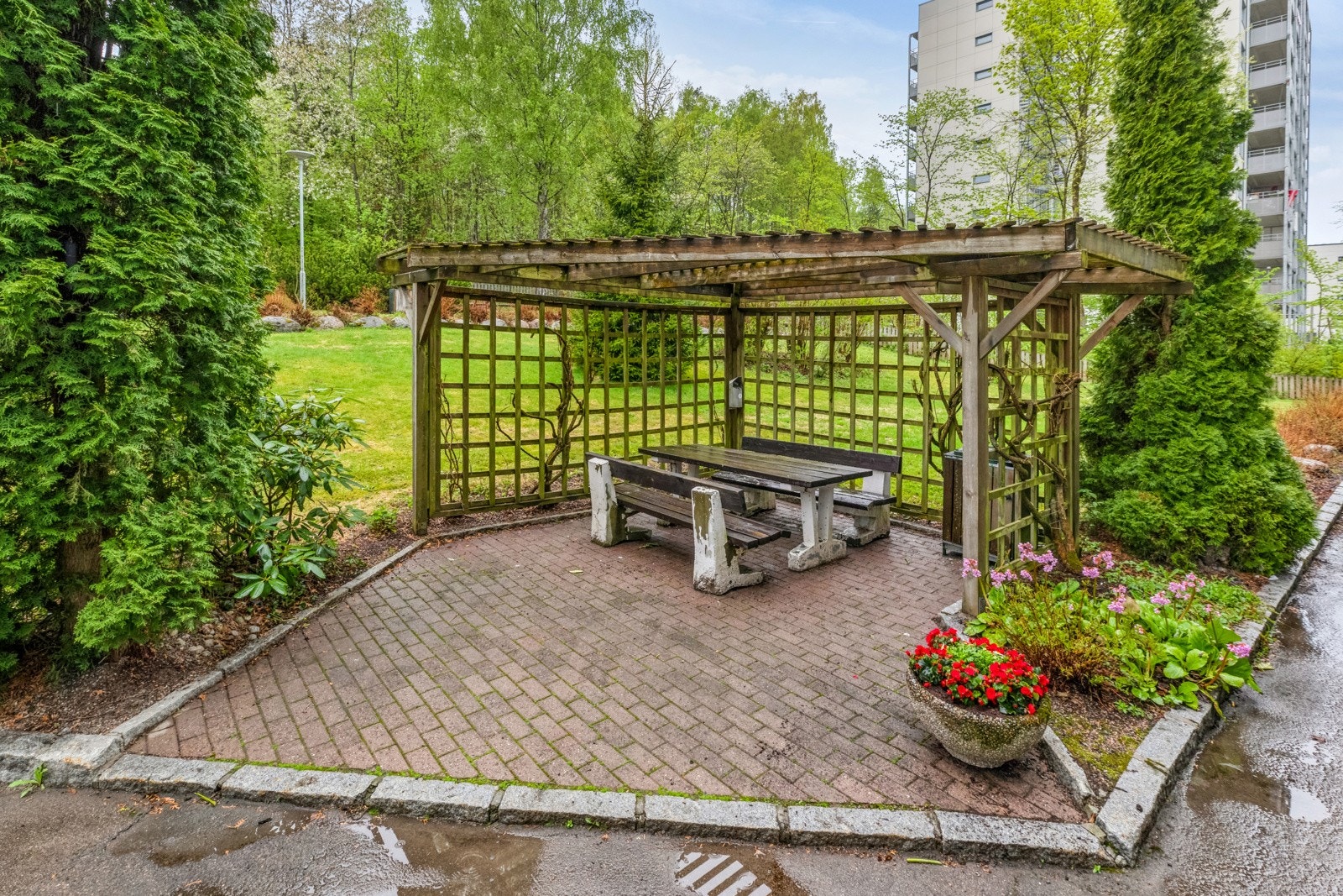 Borettslagets fellesarealer er pent opparbeidet med beplantning og sittegrupper Galleribilde