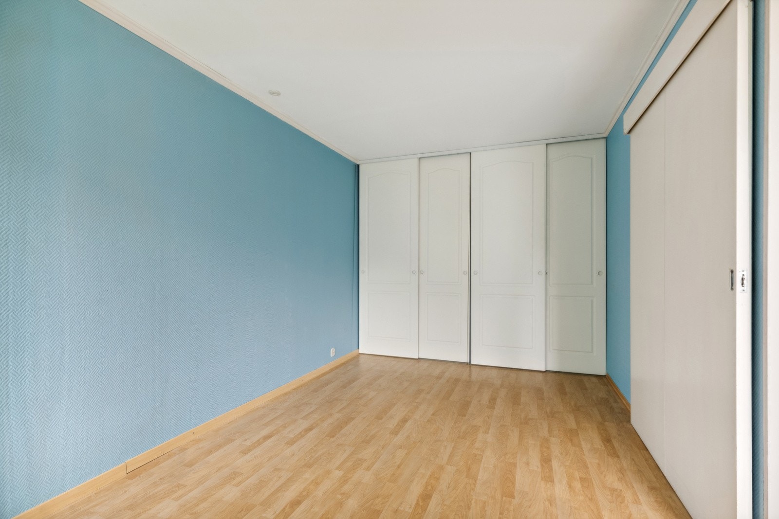 Soverom 1 av god størrelse med plass til dobbeltseng. Garderobeskap. Galleribilde