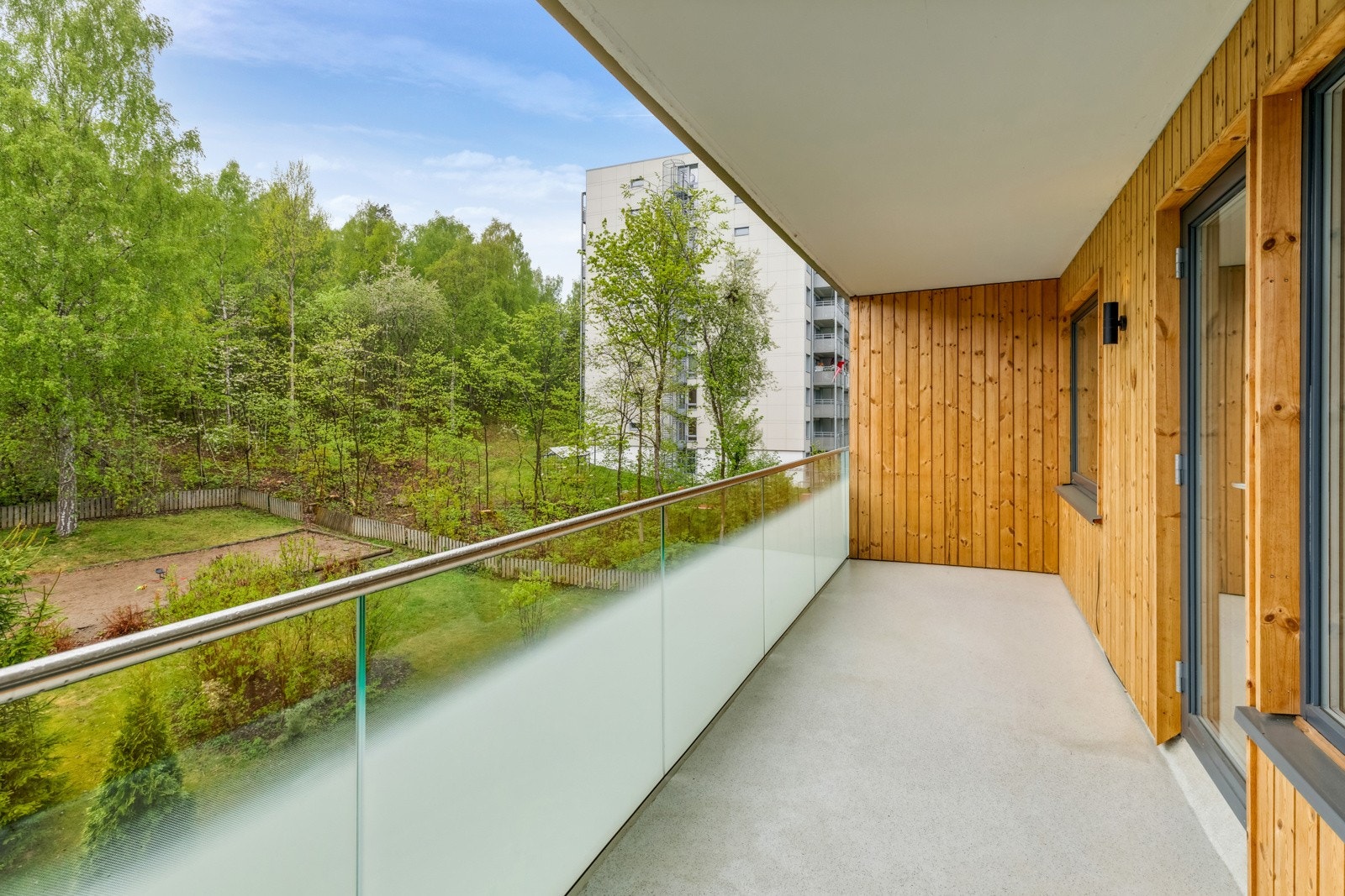 Romslig nordvestvendt balkong på ca. 11 kvm med god plass til utemmøbler. Tillatt med gass- og elektrisk grill Galleribilde