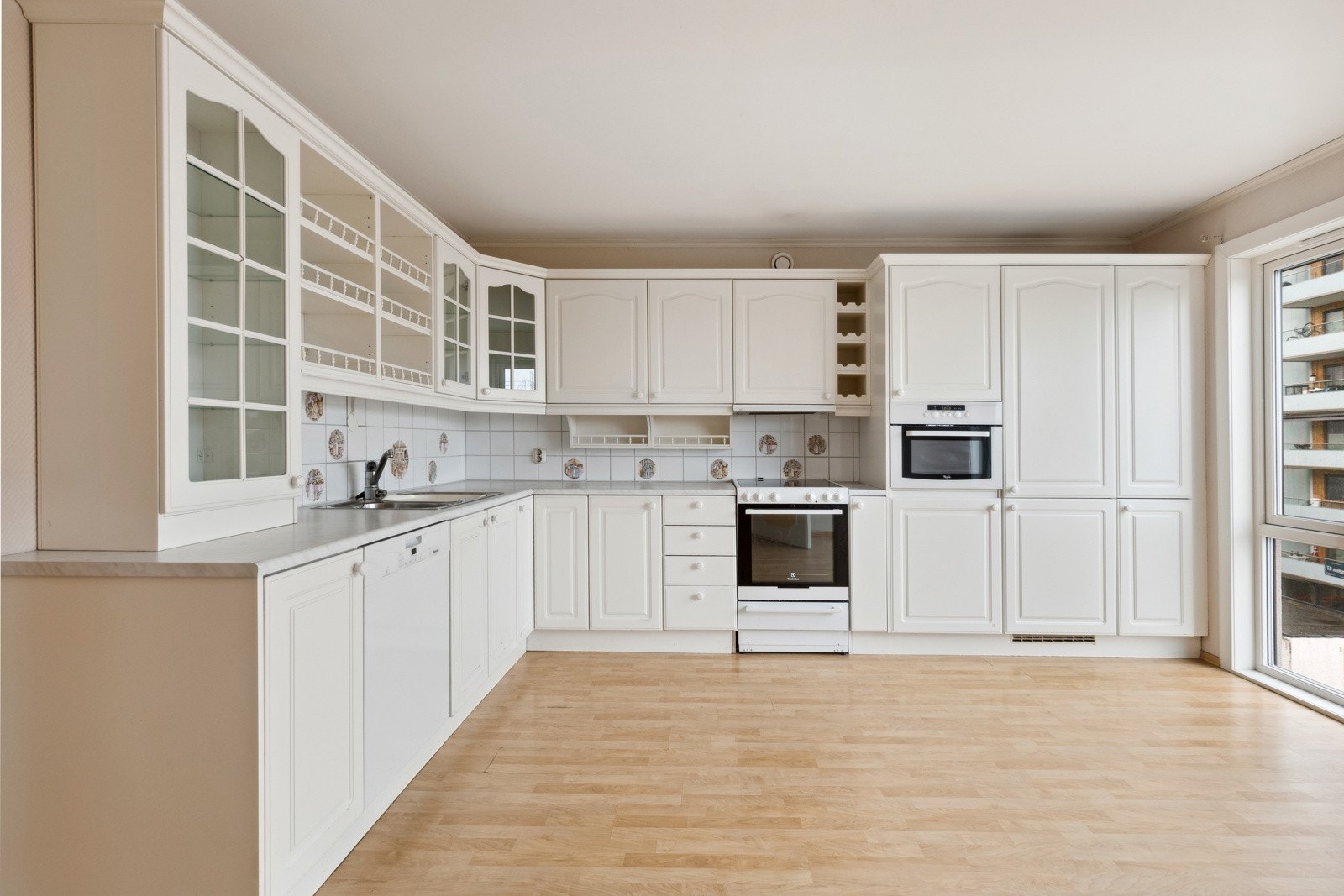 Hvitevarer som oppvaskmaskin, integrert mikrobølgeovn og kombinert kjøl-/fryseskap medfølger ved salg Galleribilde