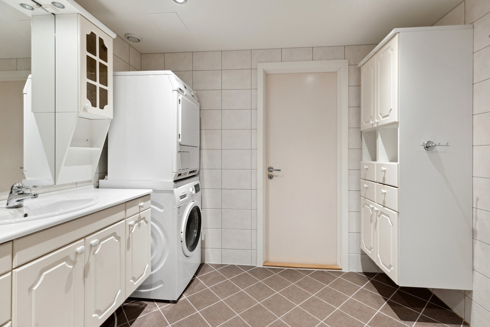 Badet har godt med skapplass. Opplegg for vaskemaskin og tørketrommel i søyle. Galleribilde