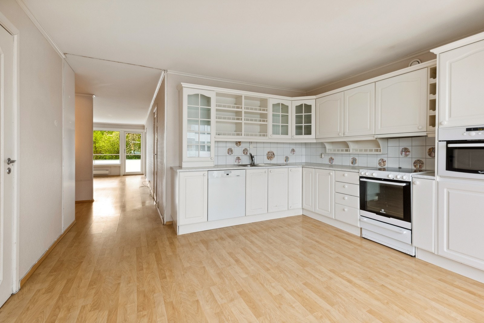 Romslig separat kjøkken med hvite profilerte fronter. Godt med skap- og benkeplass Galleribilde