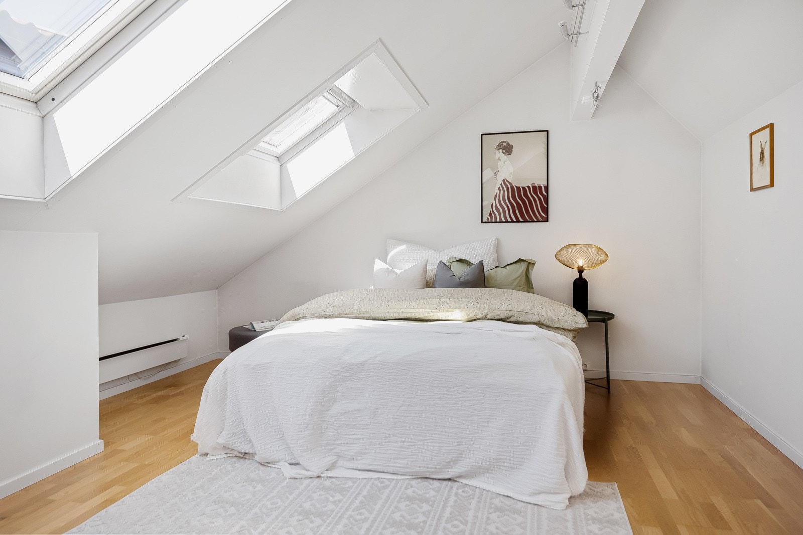 Leiligheten har to gode soverom. Soverommet på loftet/hemsen er 12,6 kvm. Galleribilde