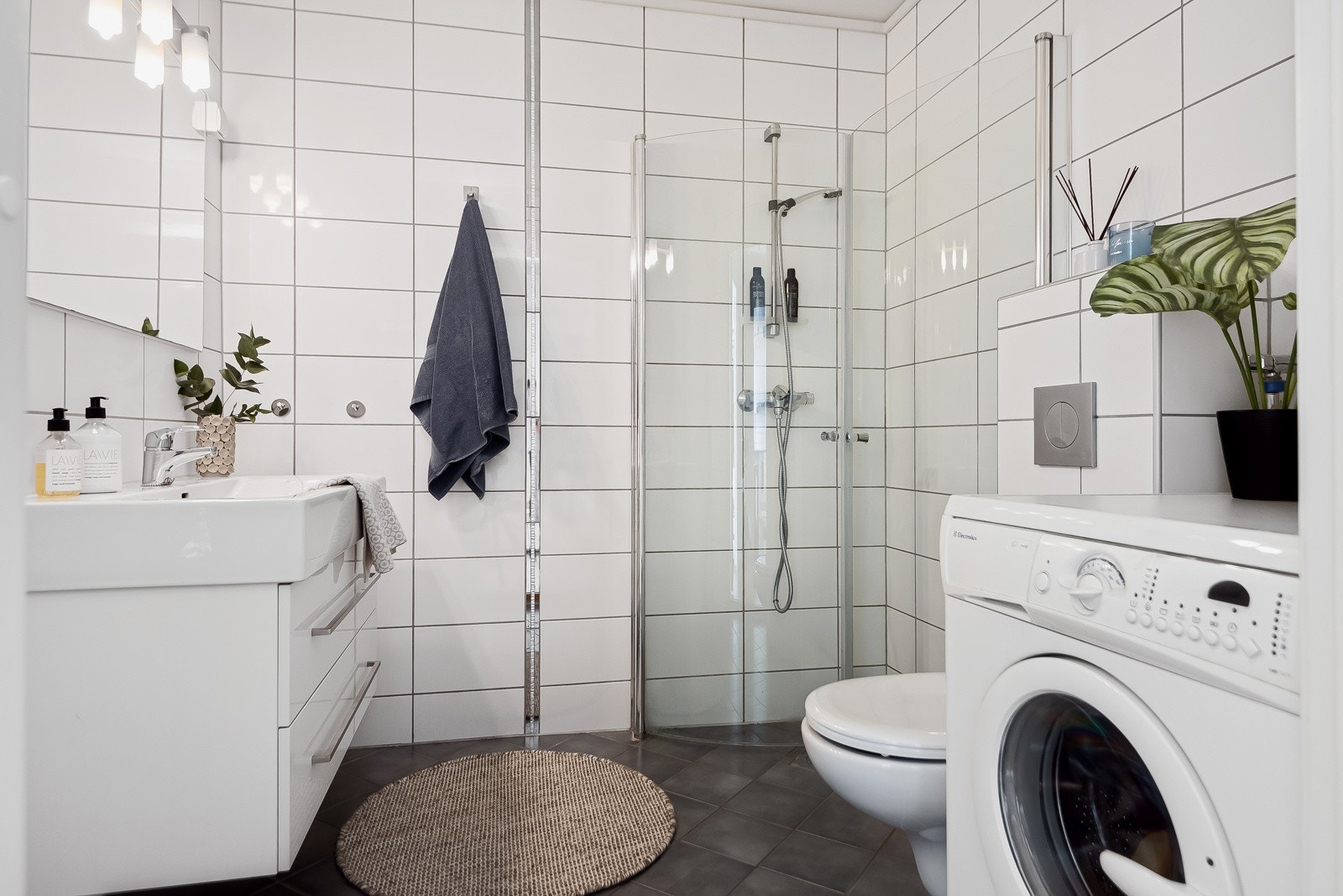 Pent flislagt bad med varme i gulv. Galleribilde