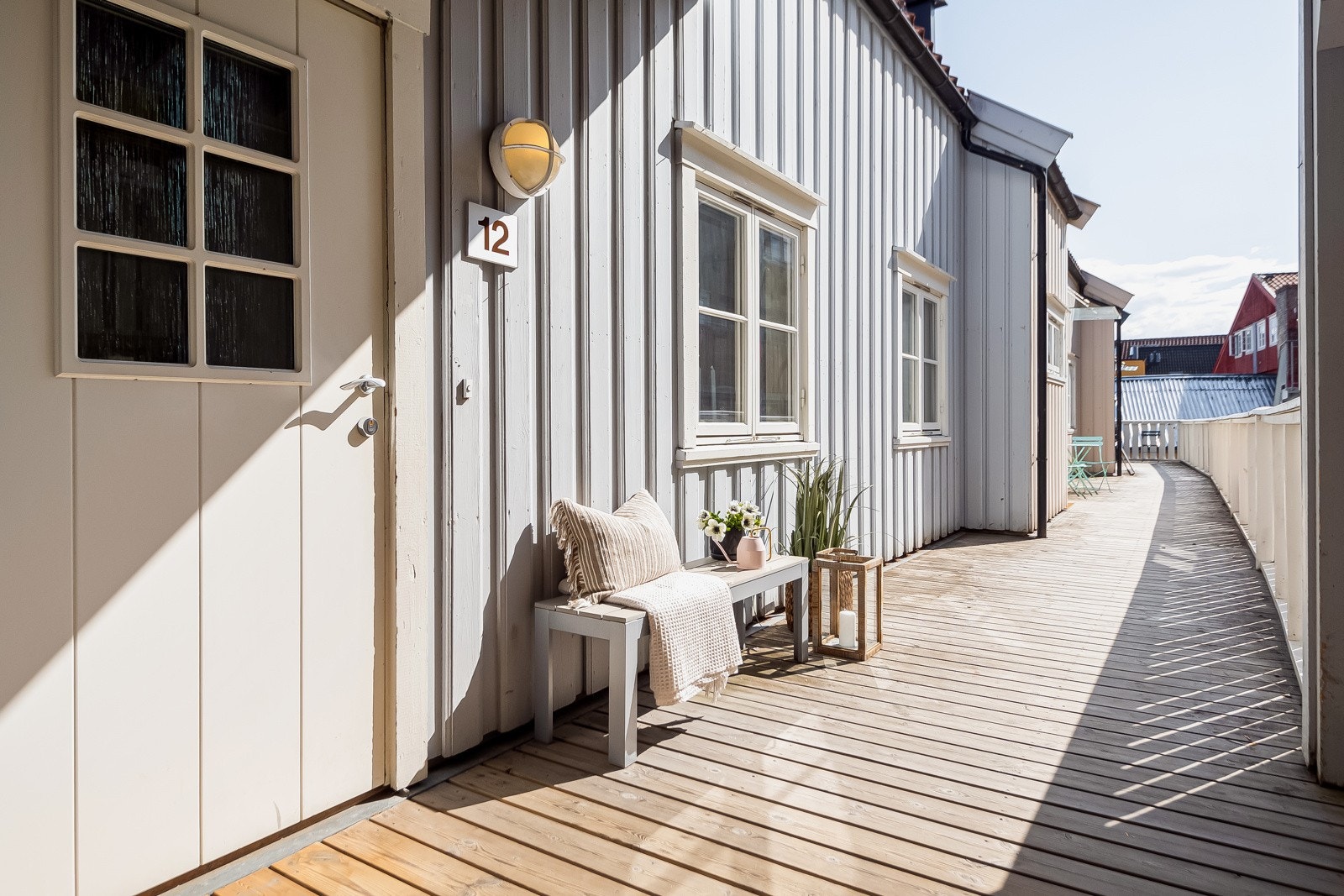 Den utvendige svalgangen ligger skjermet til. Fint med en benk der man kan nyte solen. Galleribilde