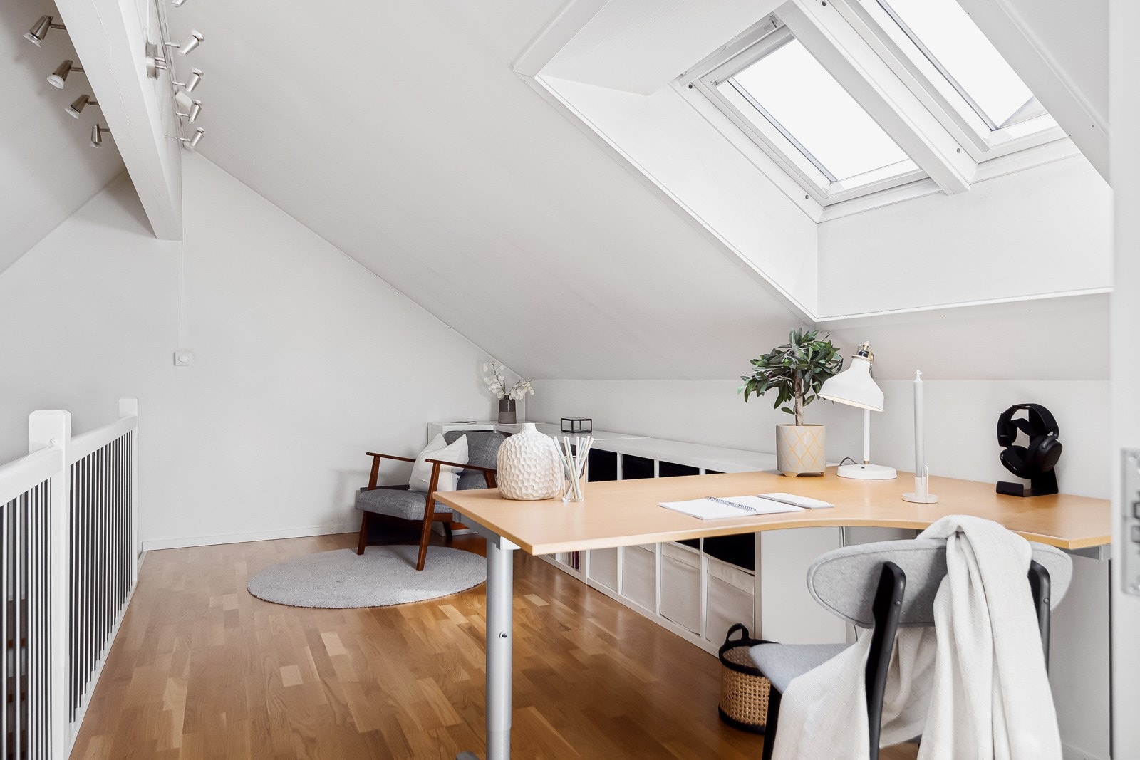 Loftet/hemsen har stue/kontor og soverom. Galleribilde