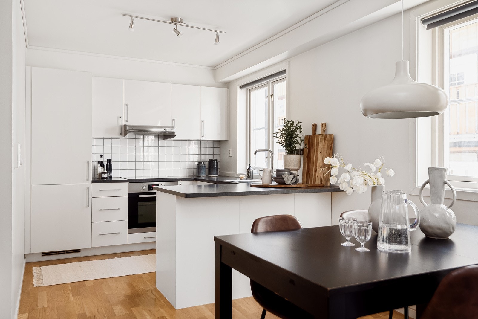 Flott kjøkken med rikelig skap- og benkeplass. Galleribilde