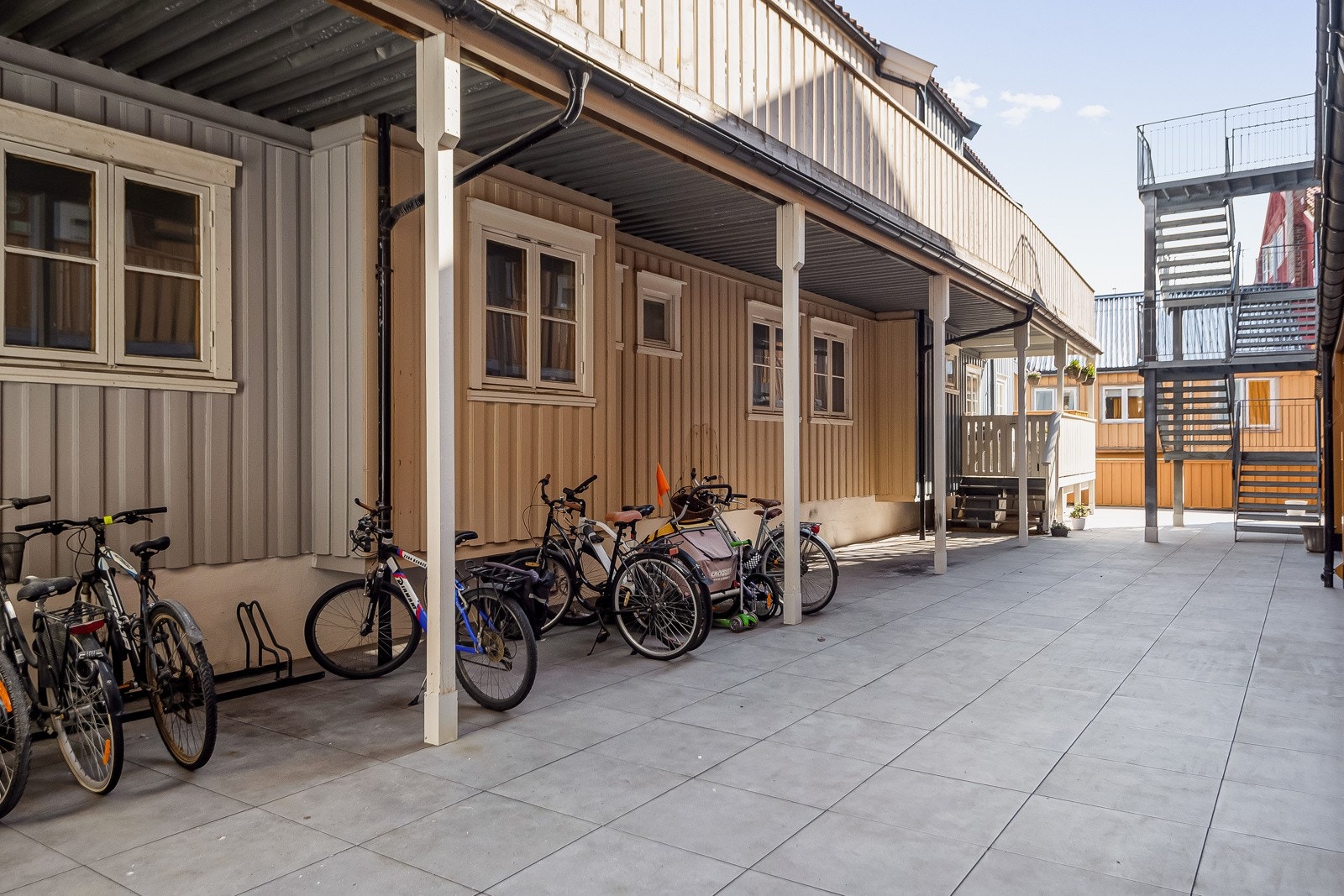 Lukket atrium som er flislagt. Leiligheten har fast plass i p-kjeller med lademulighet. Galleribilde