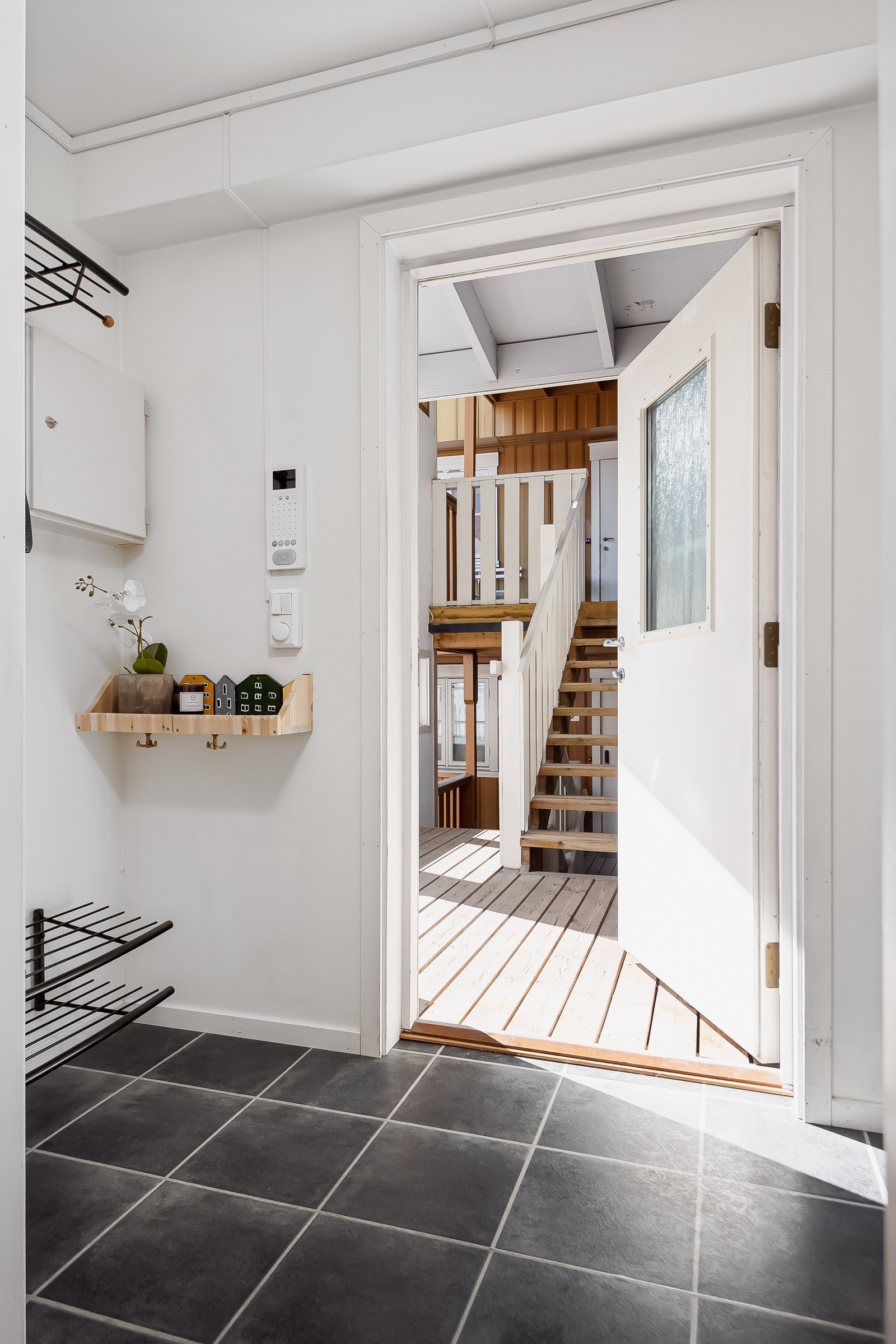 Leiligheten har adkomst via felles inngangsparti med trapperom og heis. Galleribilde