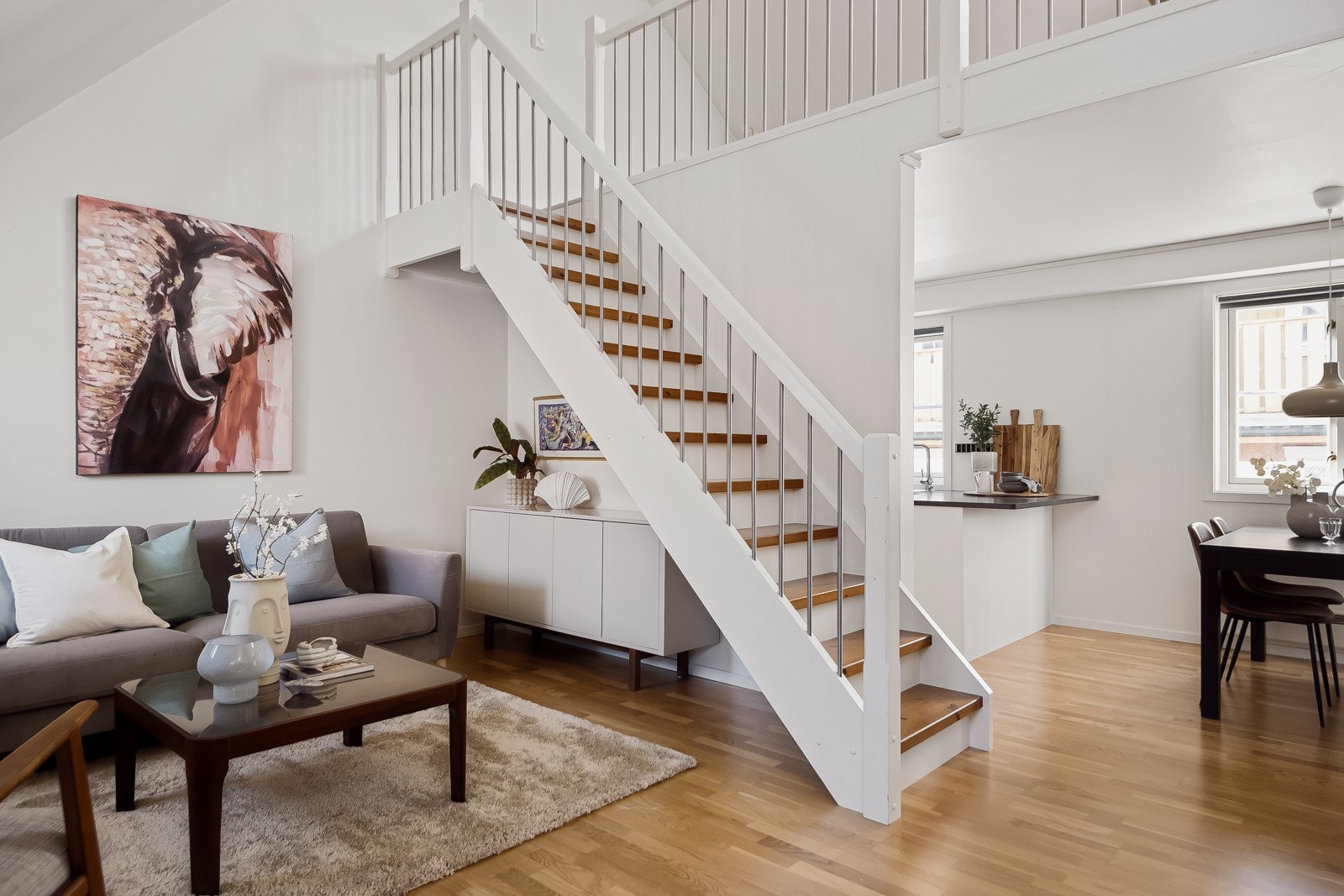 Ekstra god takhøyde med åpen løsning til deler av loft/hems. Galleribilde