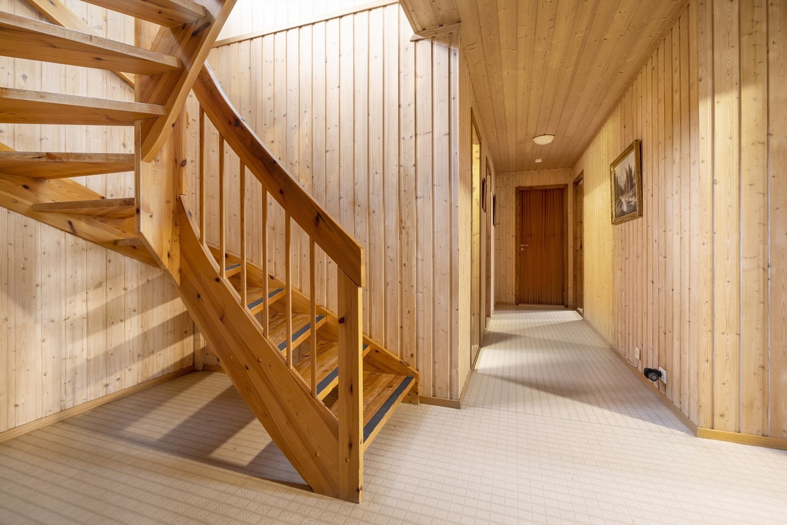 Hall med trapp opp til 1 etasje. Galleribilde