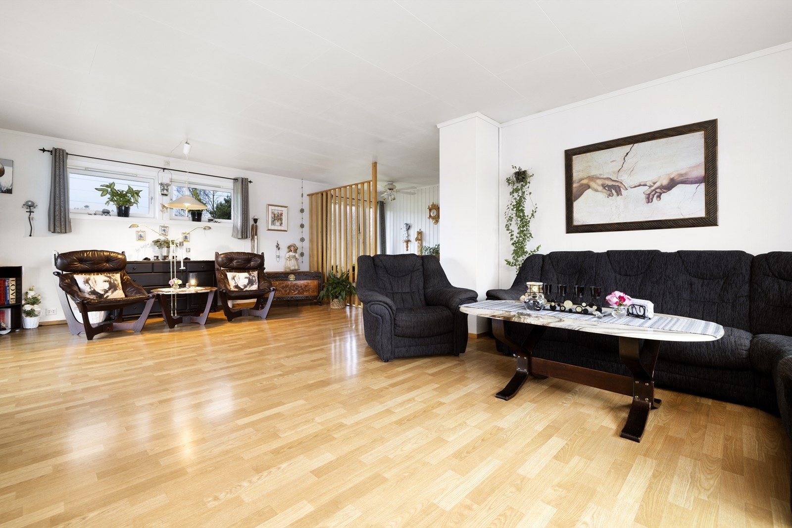 Lys stue, med lyse overflater. Galleribilde