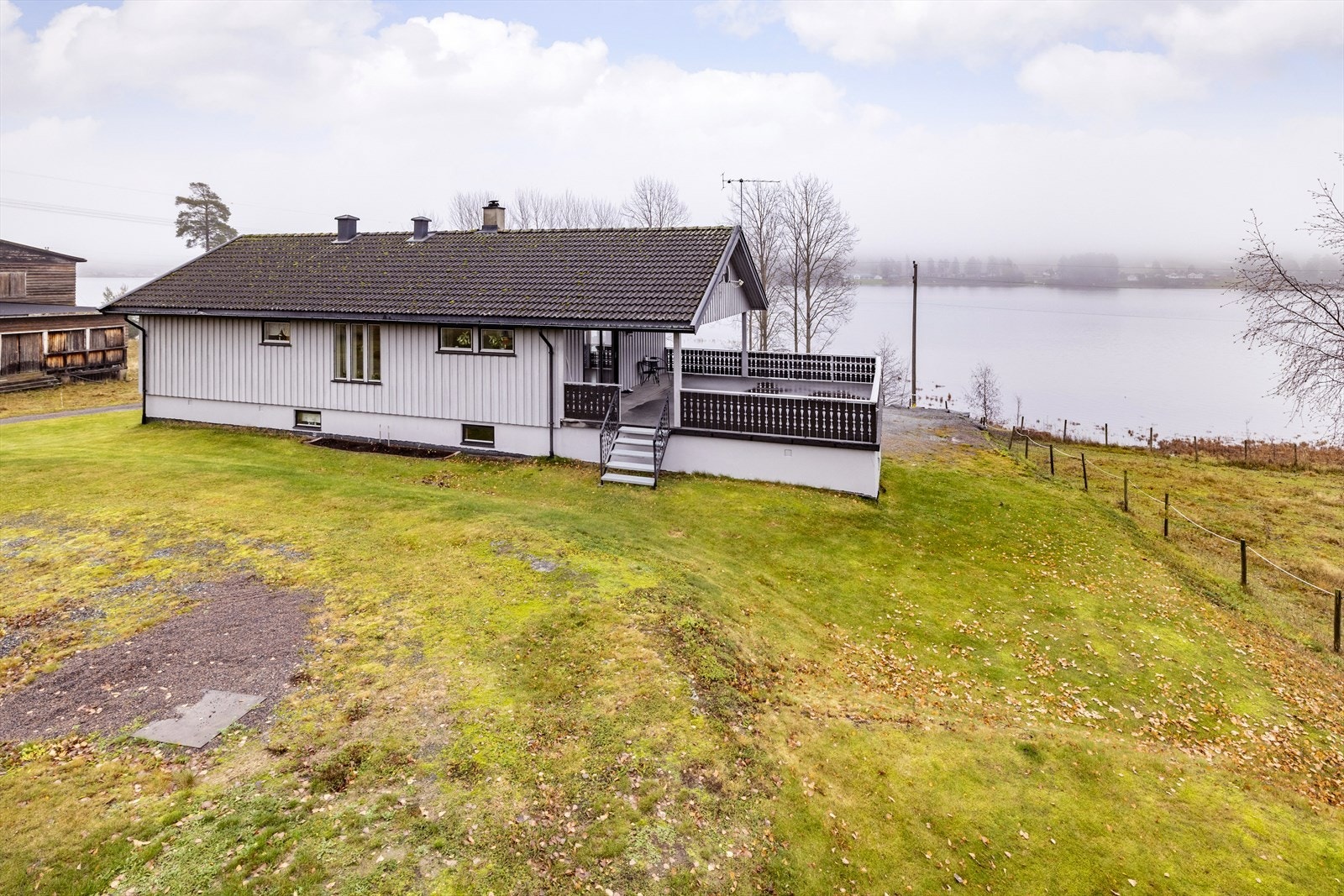 Eiendommen ligger ved Tørrhaug langs Tyrifjorden nord for Vikersund. Galleribilde