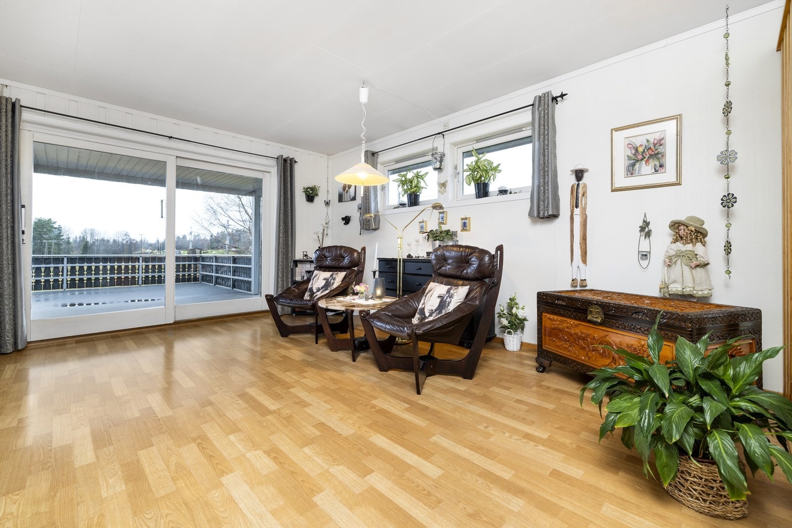 Stor skyvedør ut til veranda. Galleribilde