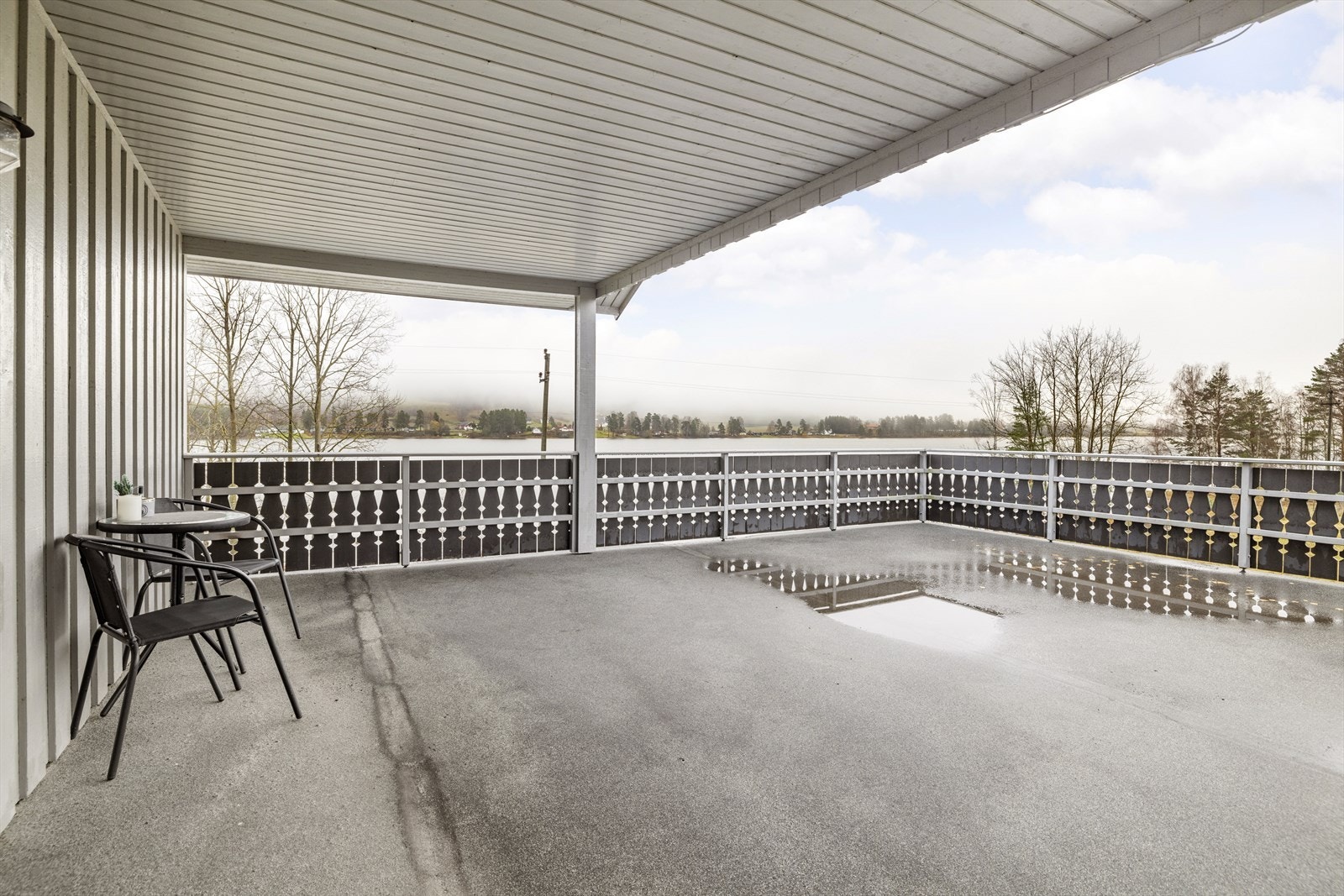 Veranda med god plass til møblering. Galleribilde