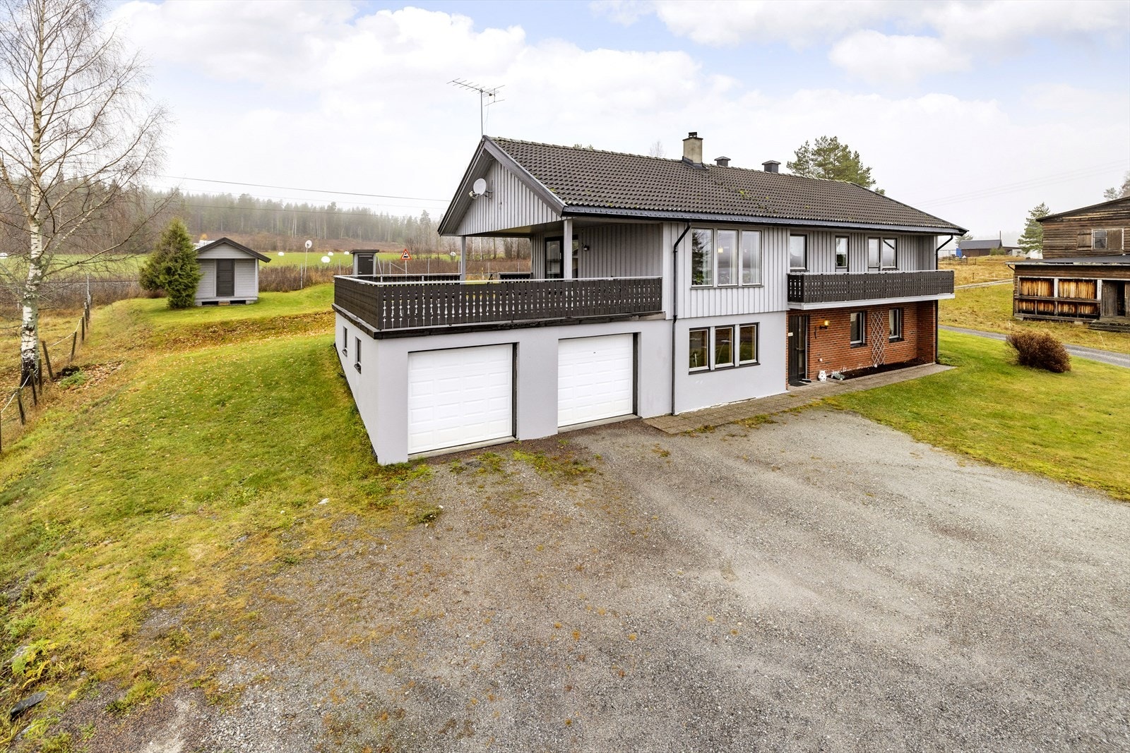 Romslig enebolig ved Tyrifjorden, stor dobbel garasje. Galleribilde