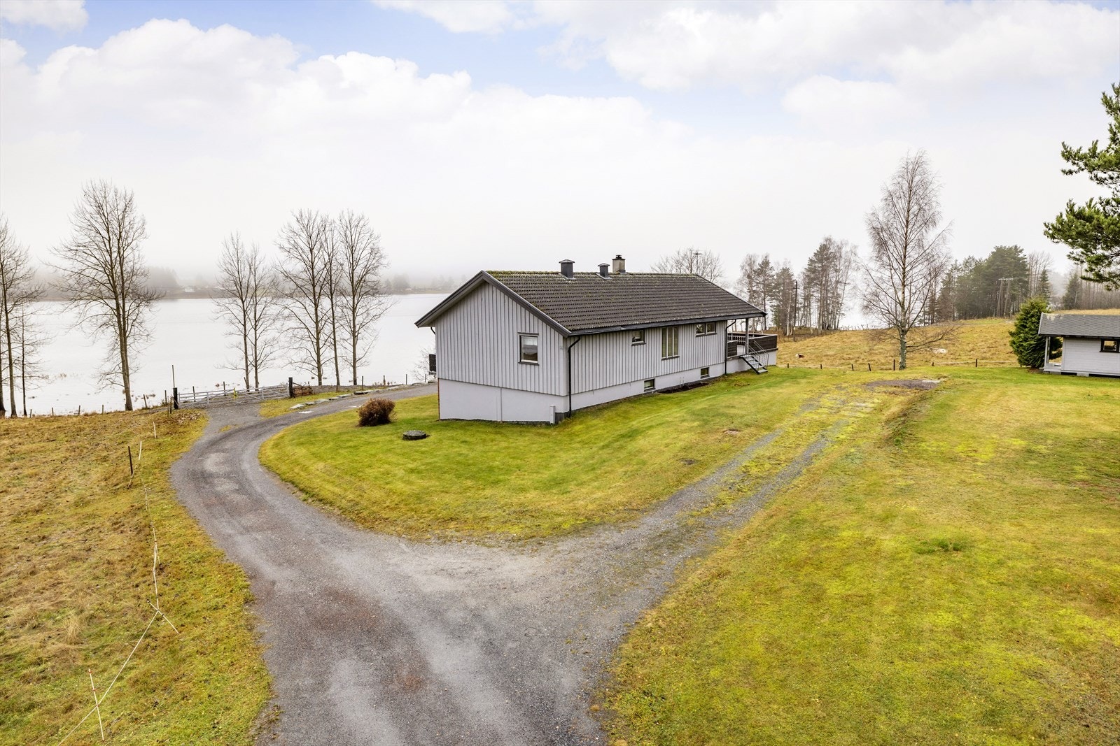 Fra eiendommen er det god utsikt over fjorden og normalt bra solforhold. Galleribilde