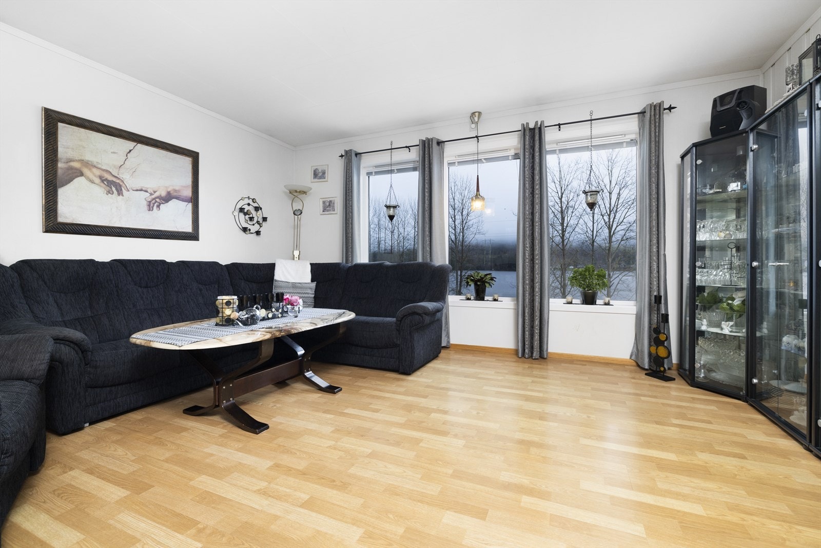 Store vinduer som slipper inn mye lys. Galleribilde