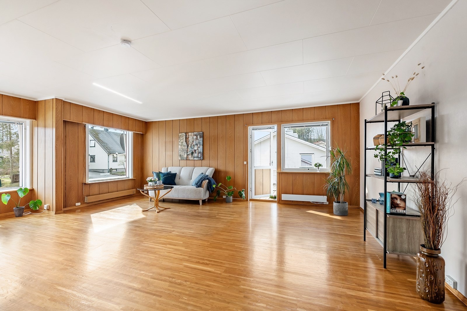 Stor stue med mange fine møbleringsmuligheter. Store vindusflater på to av veggene så mye naturlig dagslys slipper inn. Galleribilde