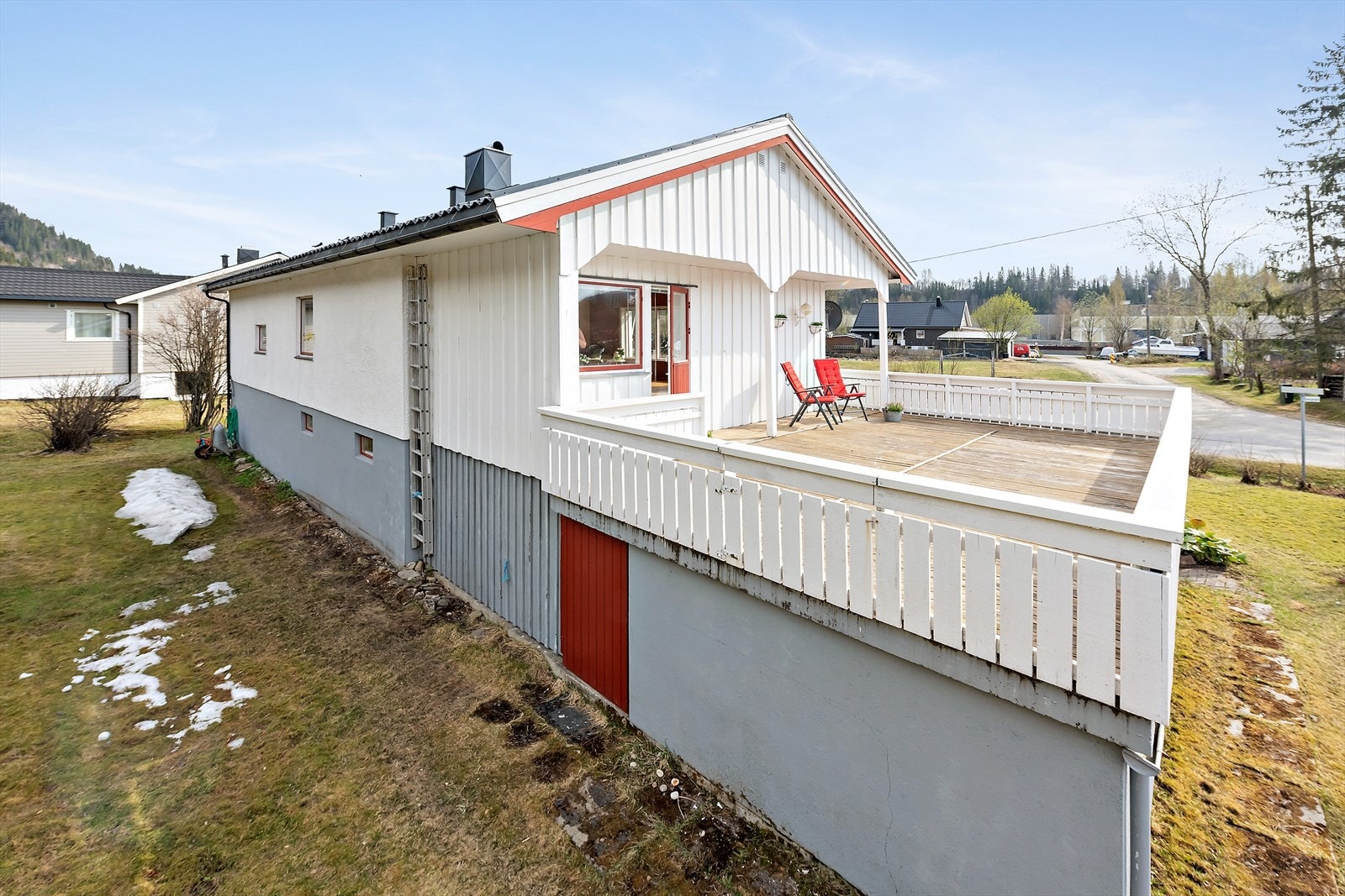 Eiendommen befinner seg i et barnevennlig område ca. 2,6 km unna Ytteren barneskole, Ytteren idrettsstadion og flerbrukshall. Boligen ligger nært busstopp og fine turområder. Galleribilde