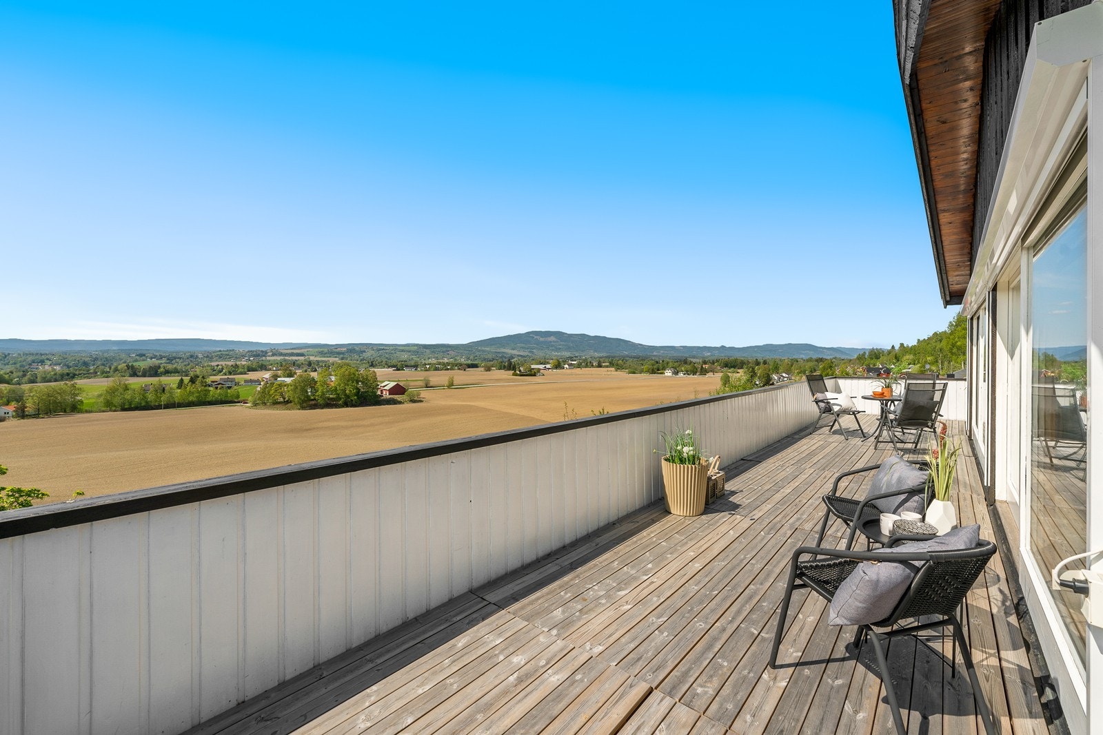 Solrik og fin uteplass Galleribilde