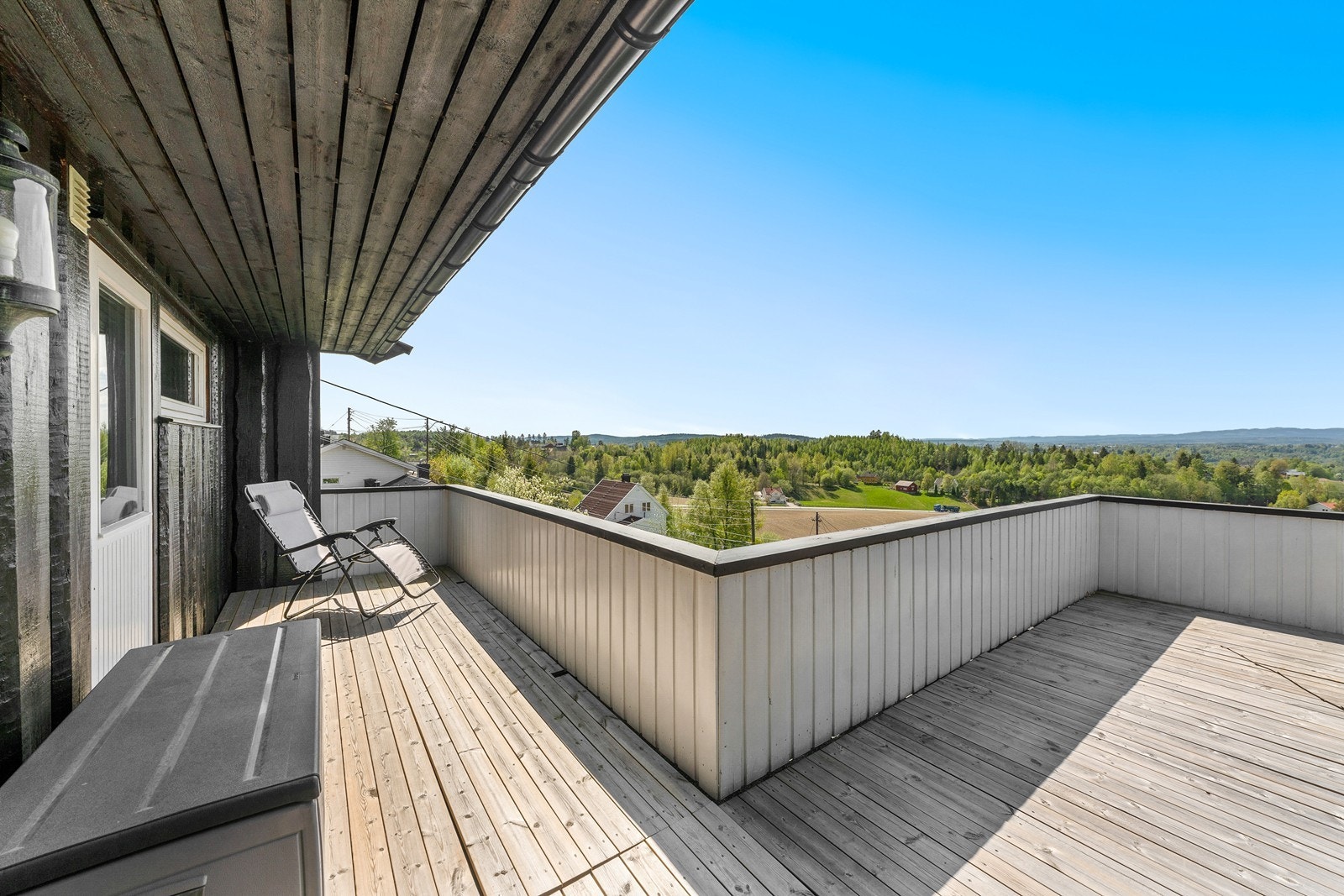 Solrik og fin uteplass Galleribilde