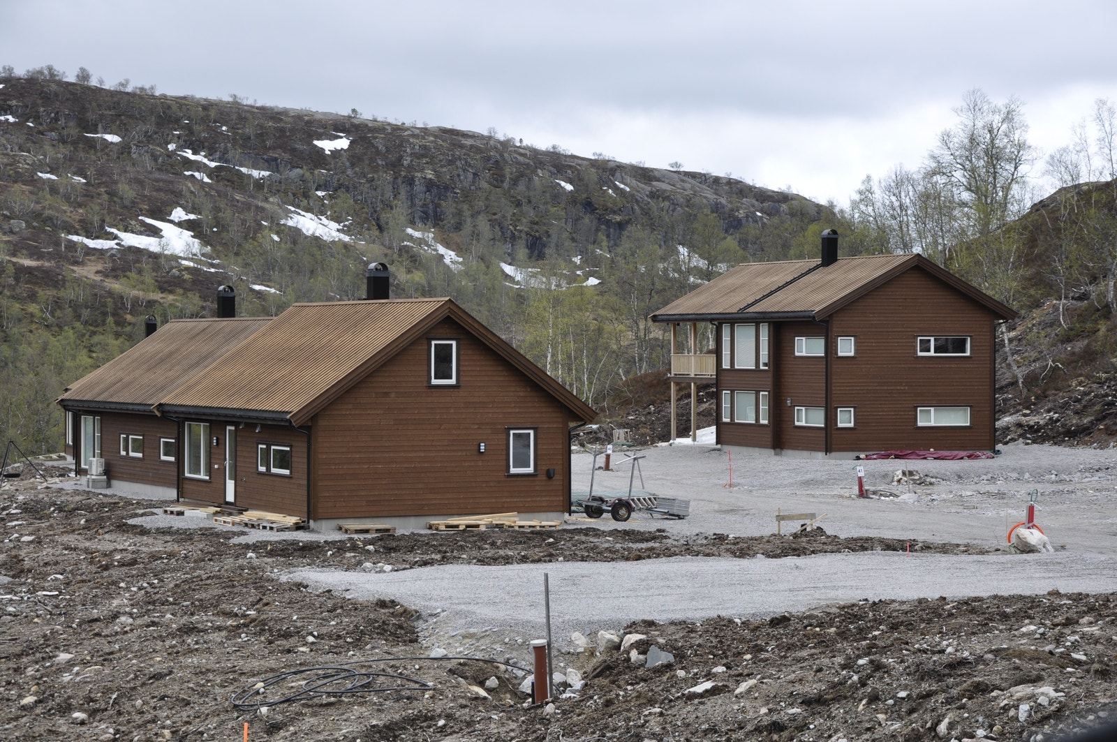 Samme type hytte er bygget ved siden av denne tomten Galleribilde