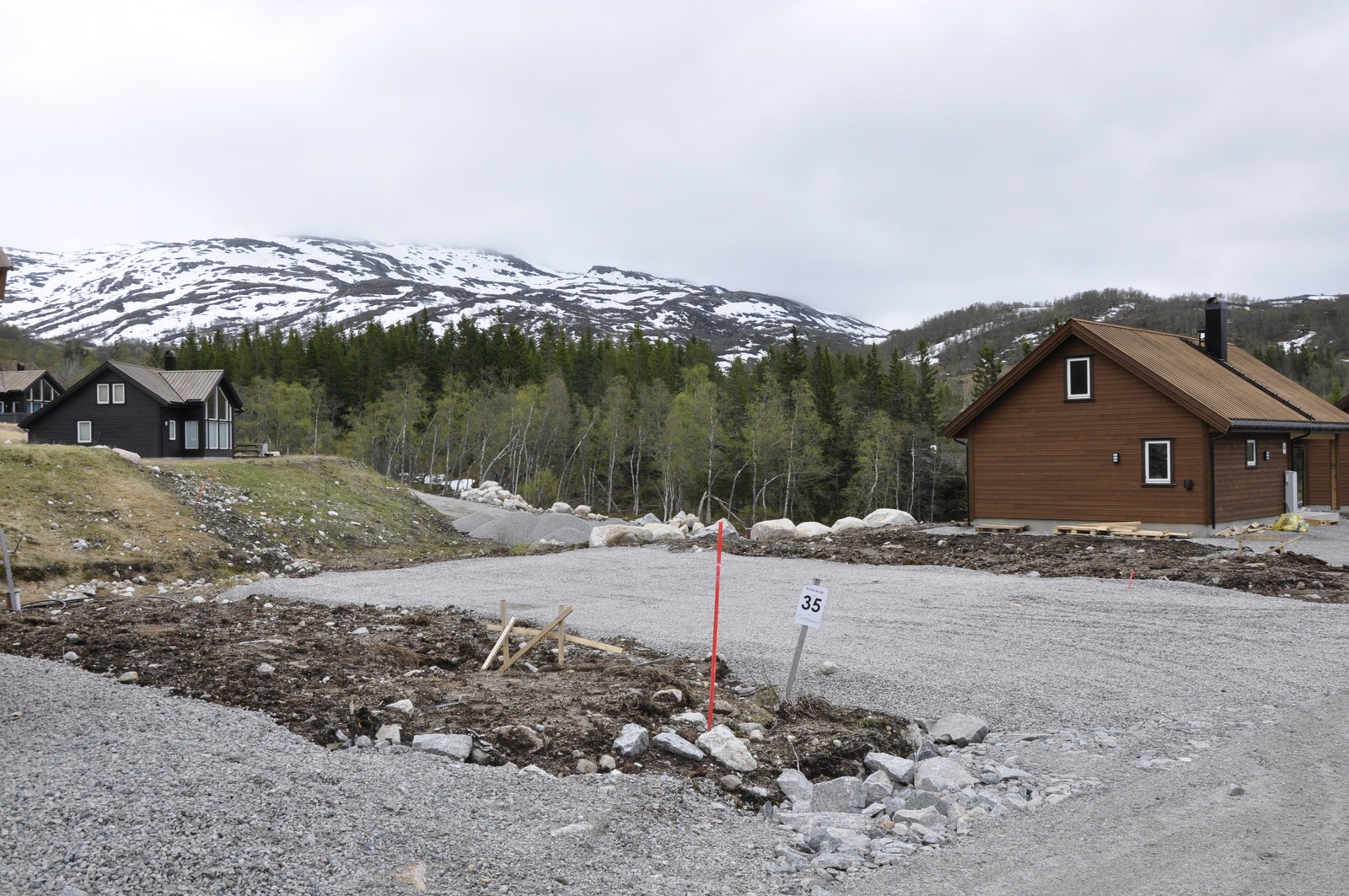 Samme type hytte er bygget ved siden av denne tomten Galleribilde