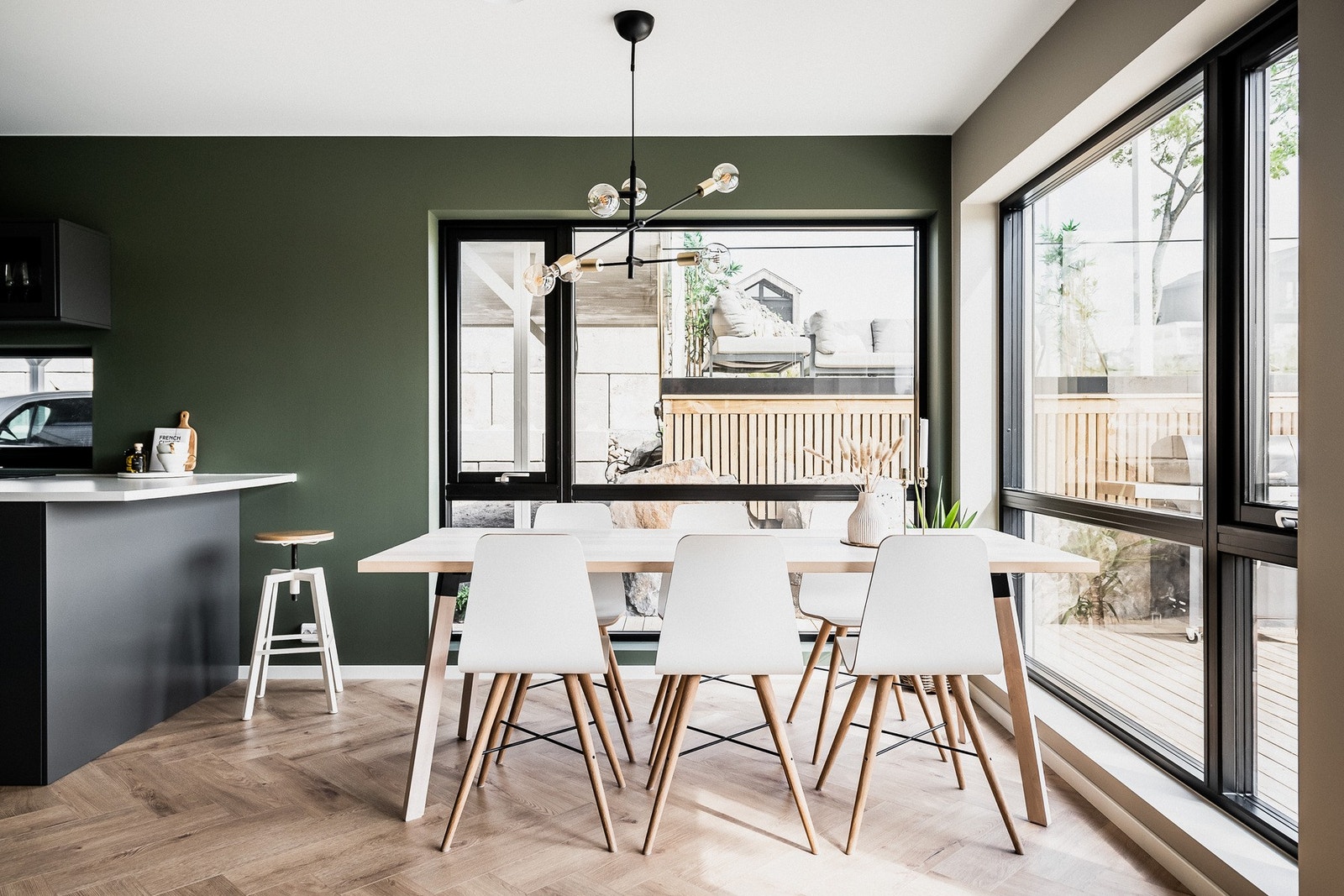 God plass til et langstrakt spisebord. Galleribilde