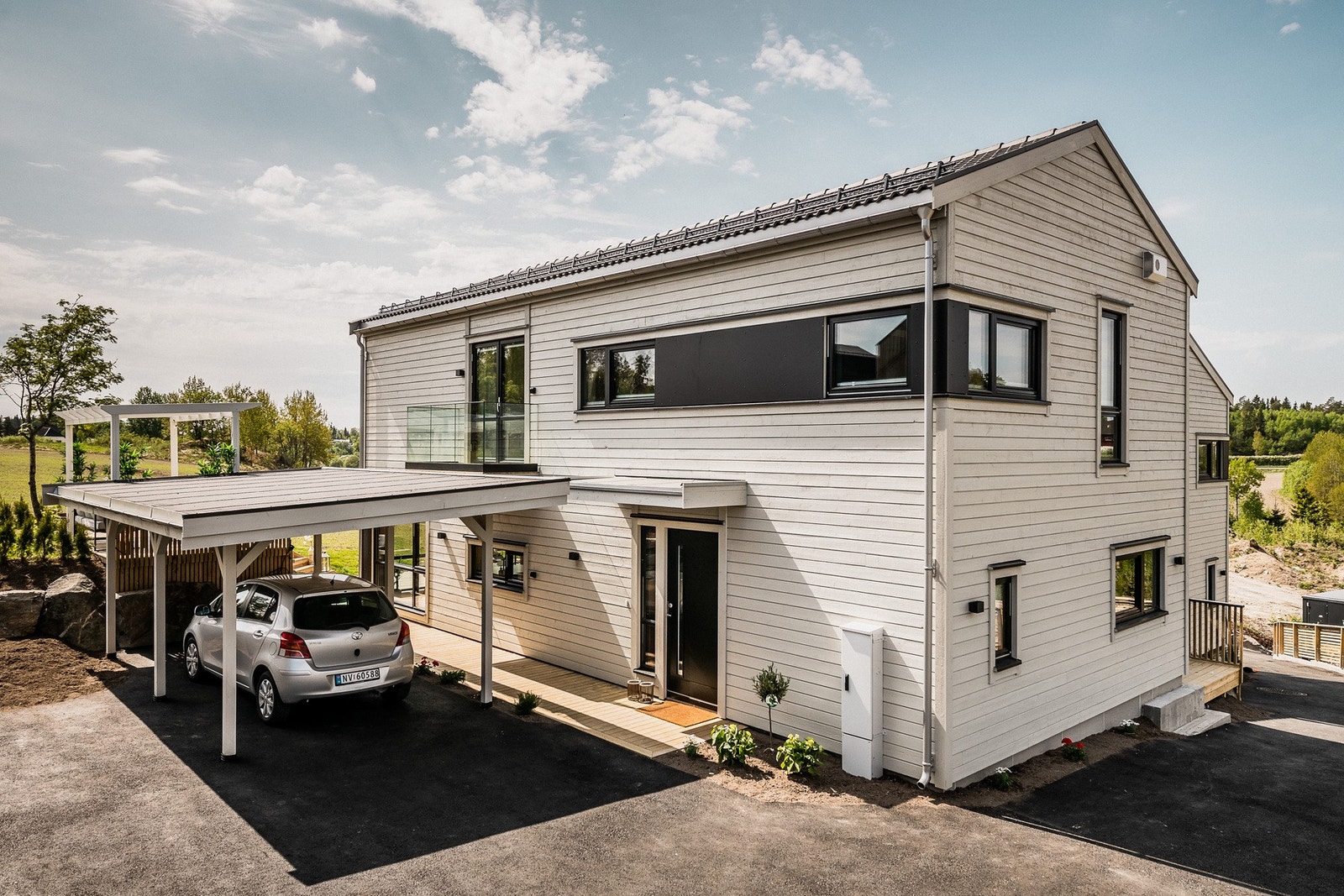 Carport m/mulighet for el-lader samt parkeringsplass på tomten. Galleribilde