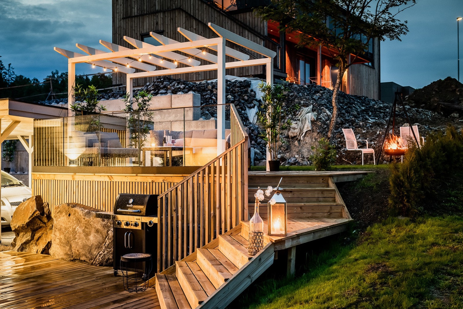 Flott markterrasse på hele 86kvm med idyllisk preg og pergola. Galleribilde
