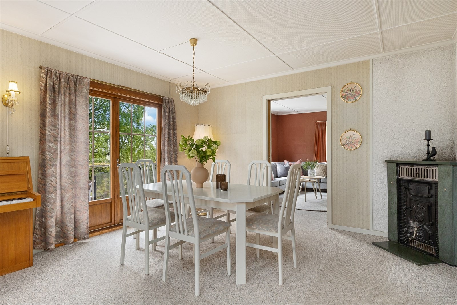 Spisestue med direkte utgang til herlig hage Galleribilde