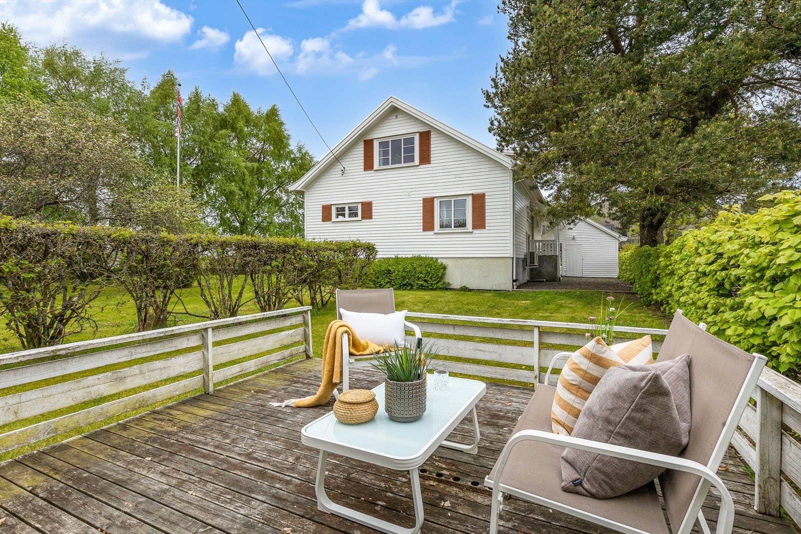 Uteplass ved lekestue Galleribilde