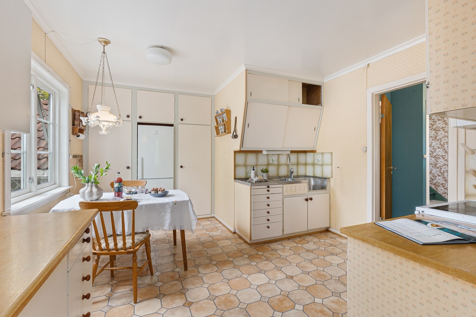 Kjøkken med plass til sittegruppe Galleribilde