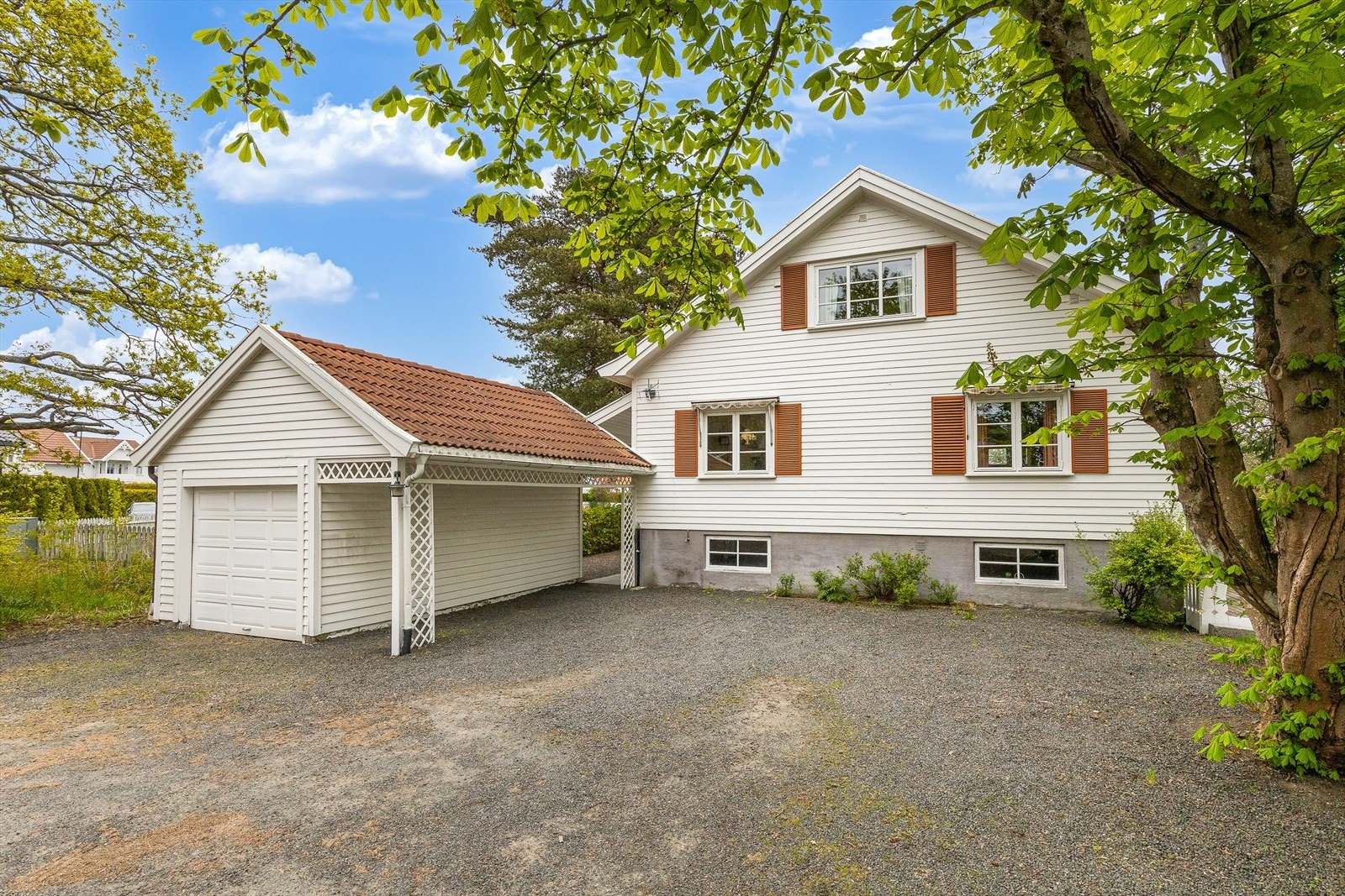 Praktisk gårdsplass med gode parkeringsmuligheter Galleribilde