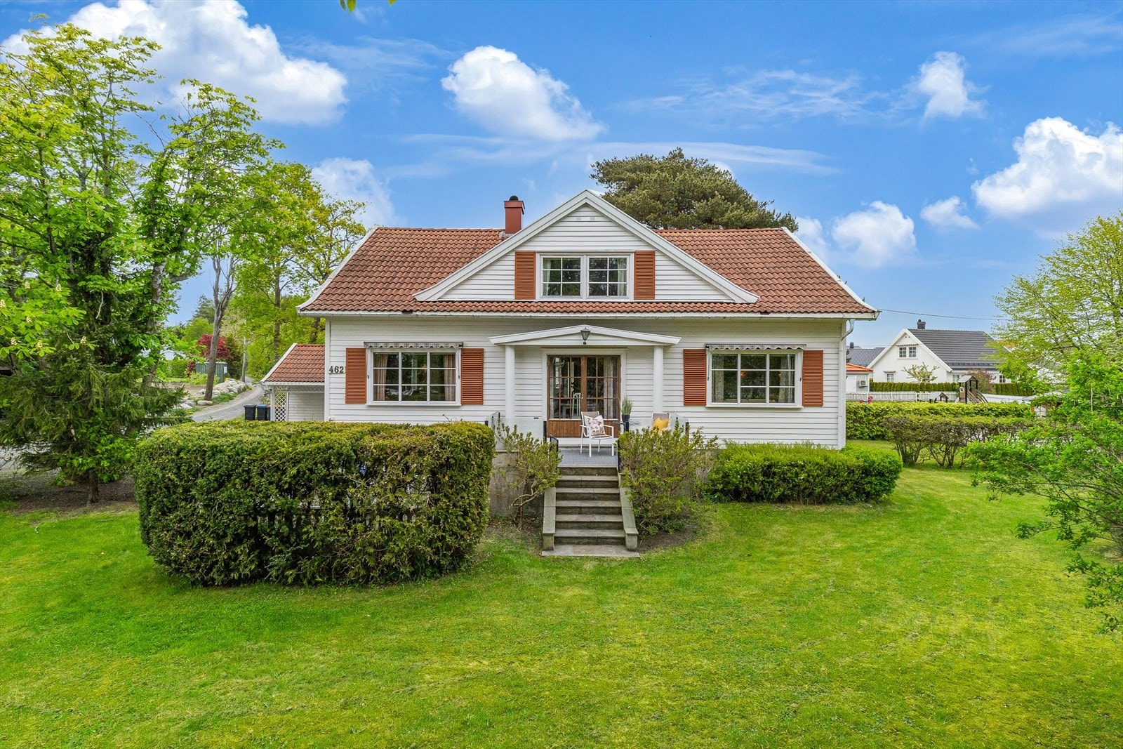 Stor og idyllisk hage Galleribilde