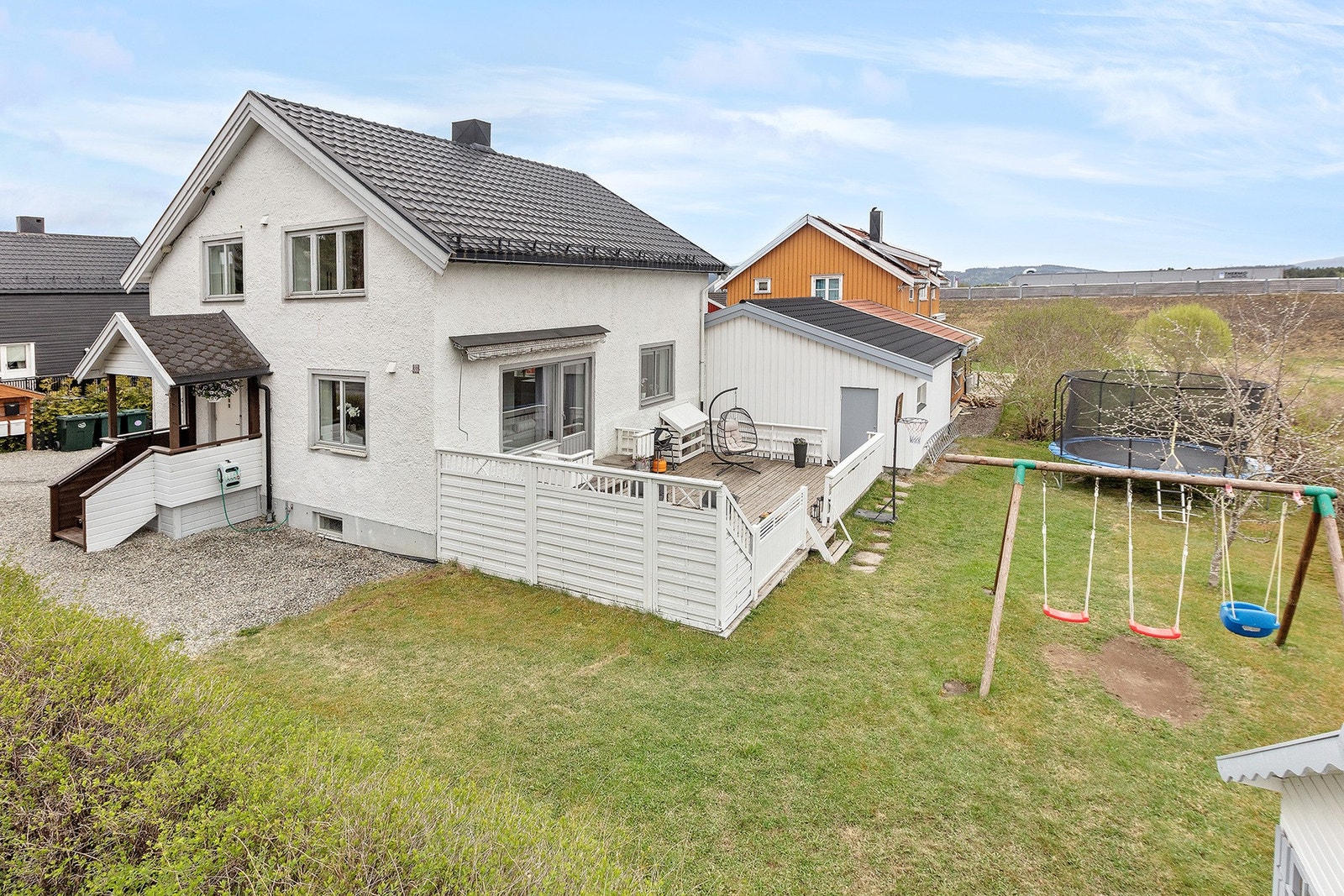 Velkommen til Jarveien 33A! En innholdsrik enebolig med 3 soverom og flat tomt Galleribilde