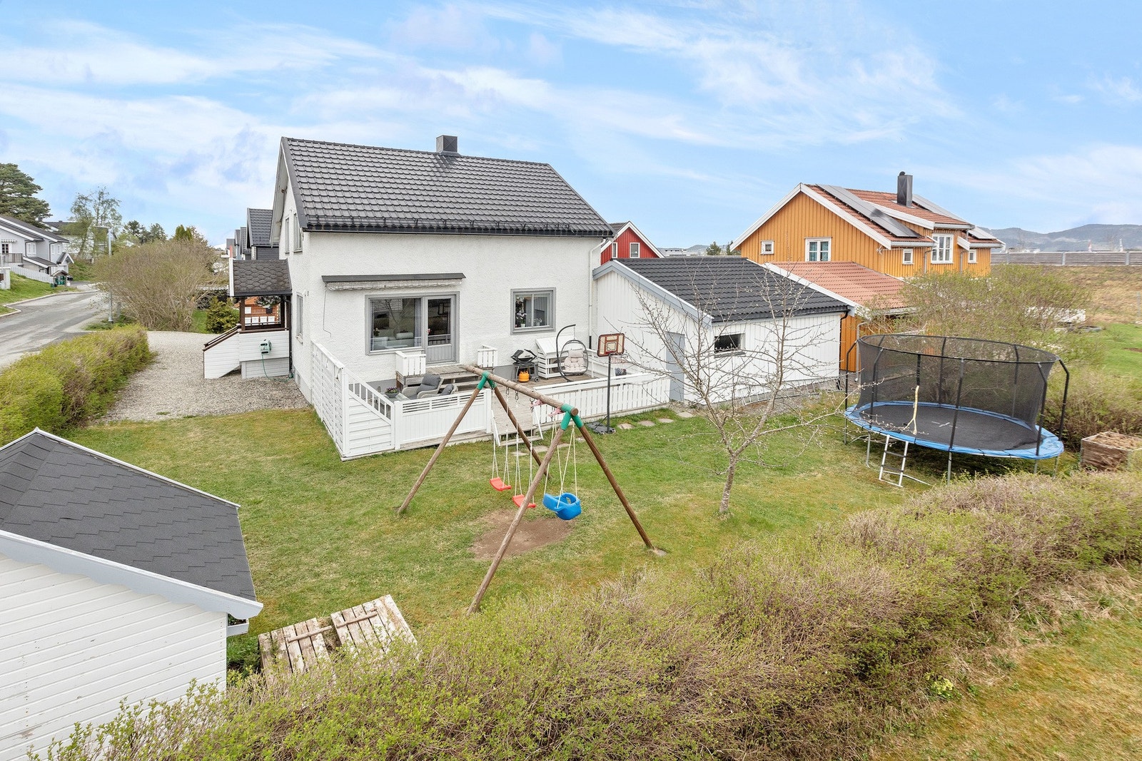 Boligen har en flott hage perfekt for lek og grilling i finværet Galleribilde