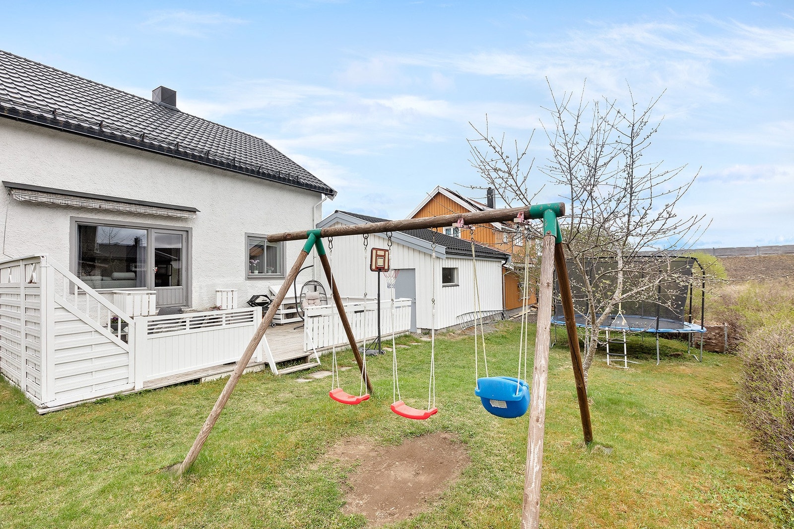 Hagen er skjermet og byr på et ypperlig lekeområde for de minste, med trampoline, sandkasse og huskestativ Galleribilde
