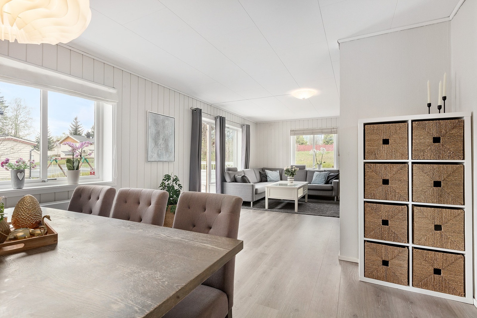 Det er et pent 1-stavs laminatgulv på stue og kjøkken Galleribilde