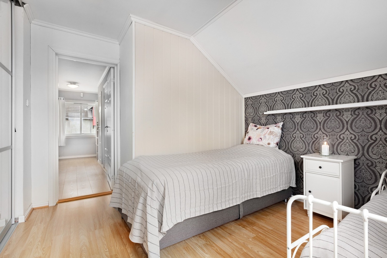 Soverom 2 har en praktisk skyvedørsgarderobe Galleribilde