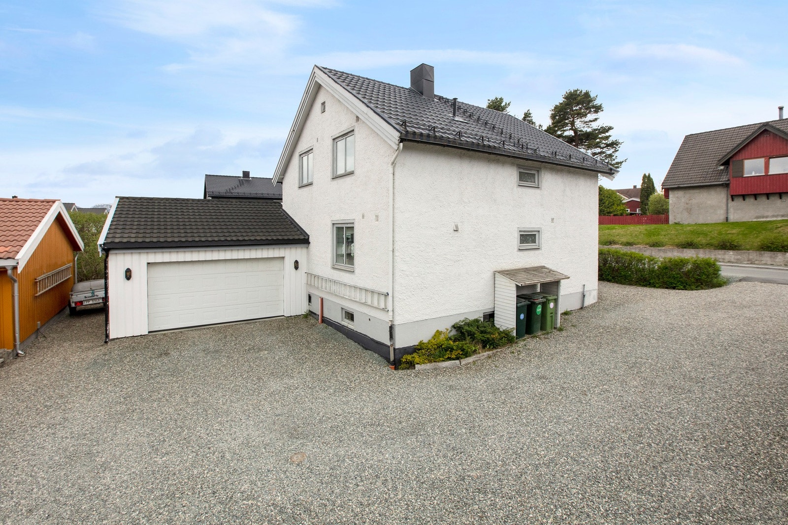 Gode parkeringsmuligheter i dobbelgarasjen og i gårdsplassen Galleribilde