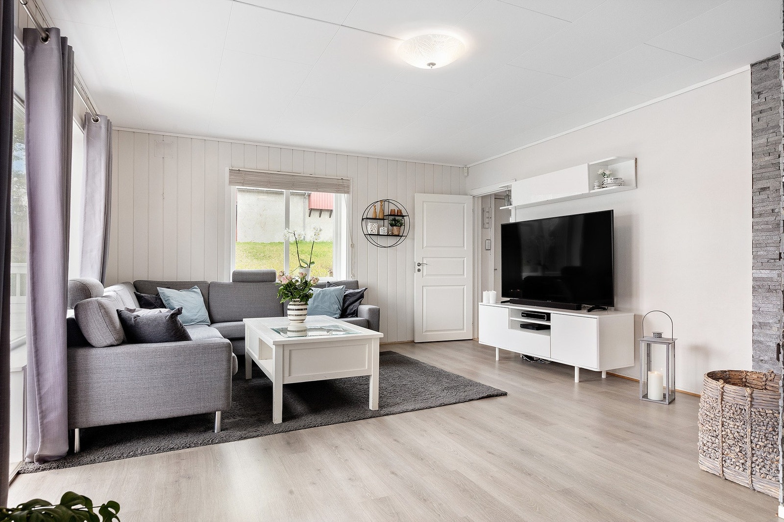 Vinduene på stua slipper inn rikelig med naturlig lys Galleribilde
