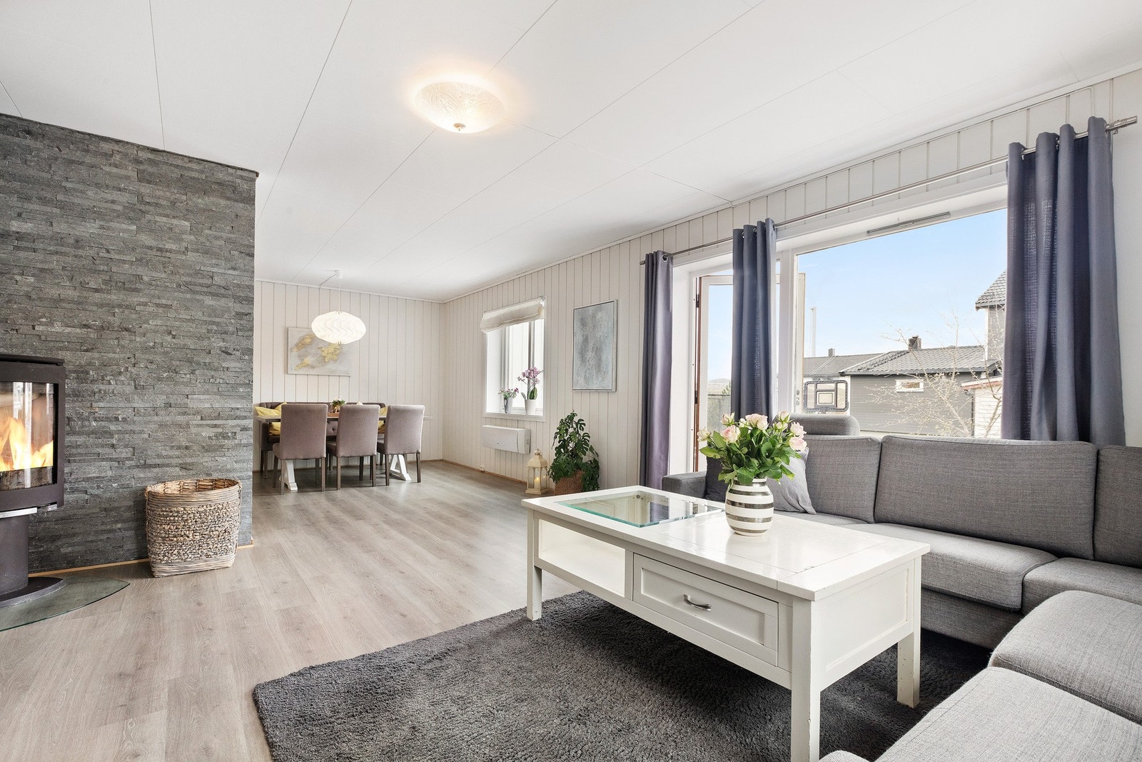 Fra stua er det utgang til en flott terrasse Galleribilde