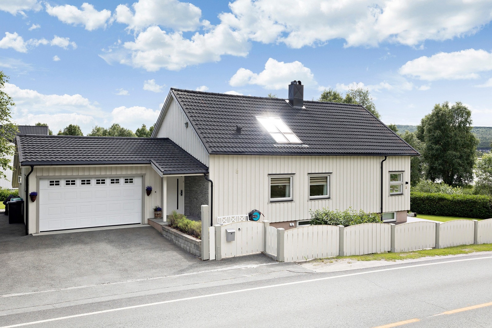 Sentral bolig med enkel adkomst året rundt. Galleribilde