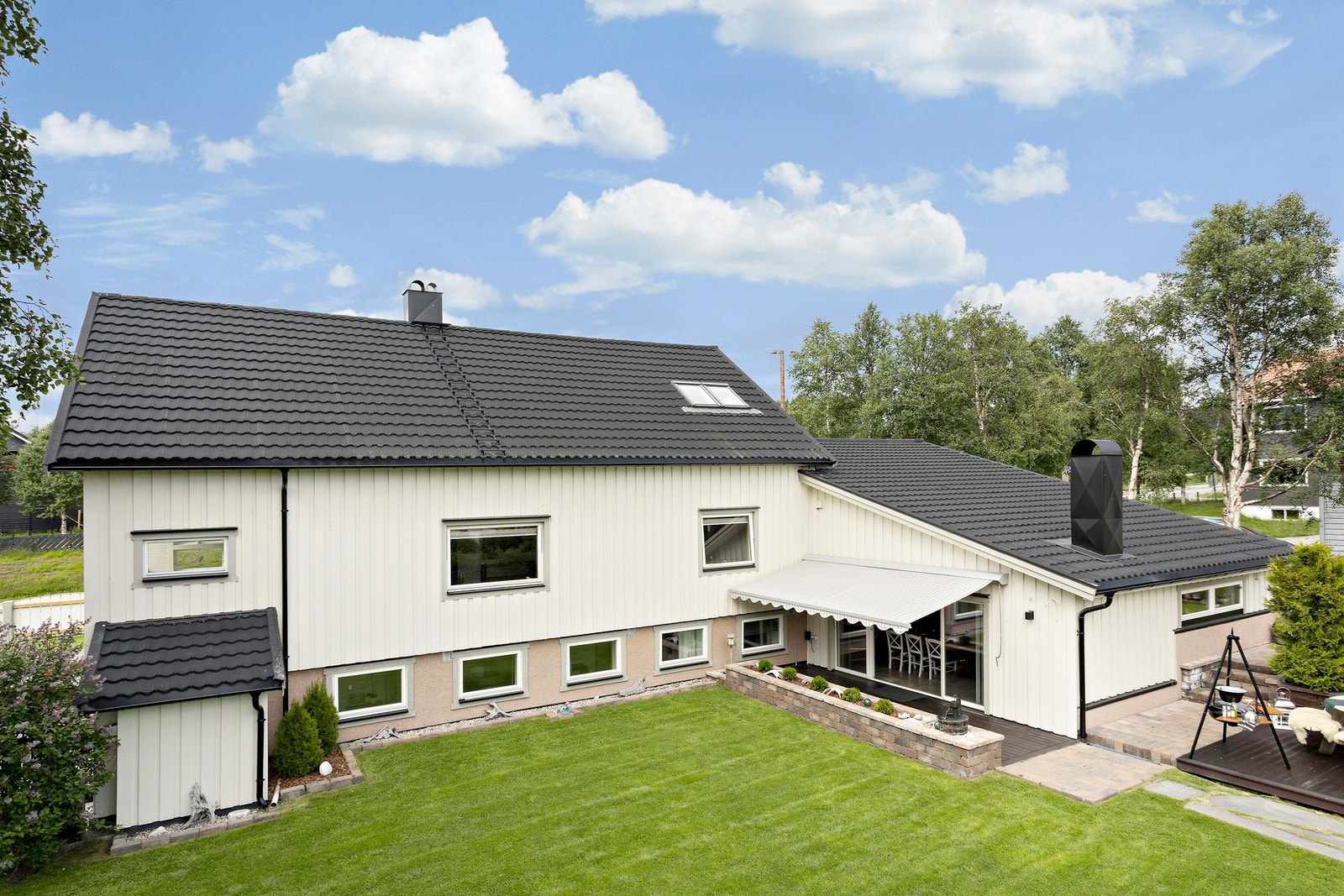Idyllisk og skjermet hage med mye plass å boltre seg på for både store og små. Galleribilde